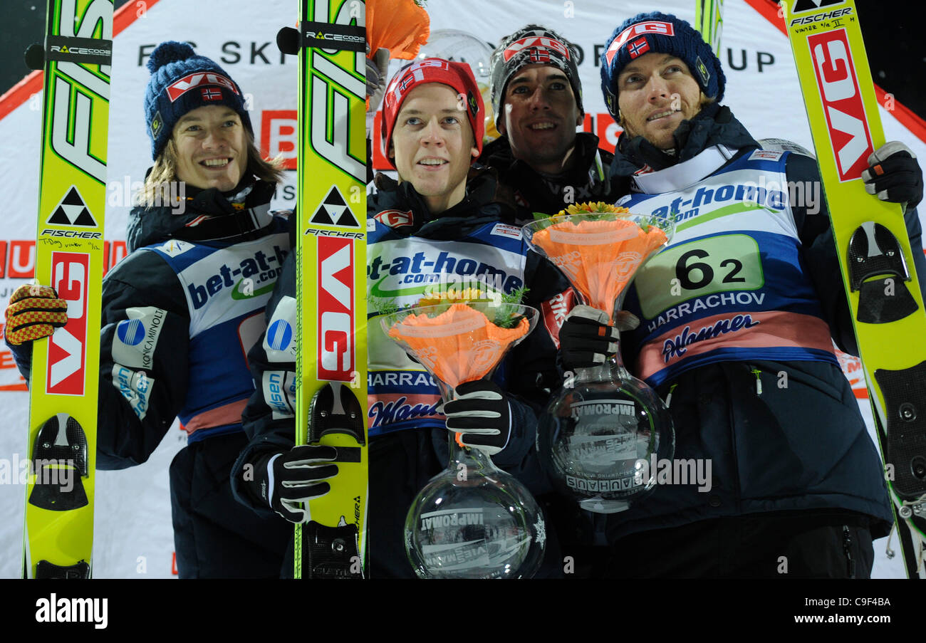 Skisprung-Welt Cup Teams Wettbewerb, Harrachov, Tschechische Republik, auf Samstag, 10. Dezember 2011. Von links nach rechts Tom Hilde, Vegard Haukoe Sklett, Anders Bardal, Björn Einar Romoren norwegischen das Siegerteam. (Foto/Michal Kamaryt CTK) Stockfoto