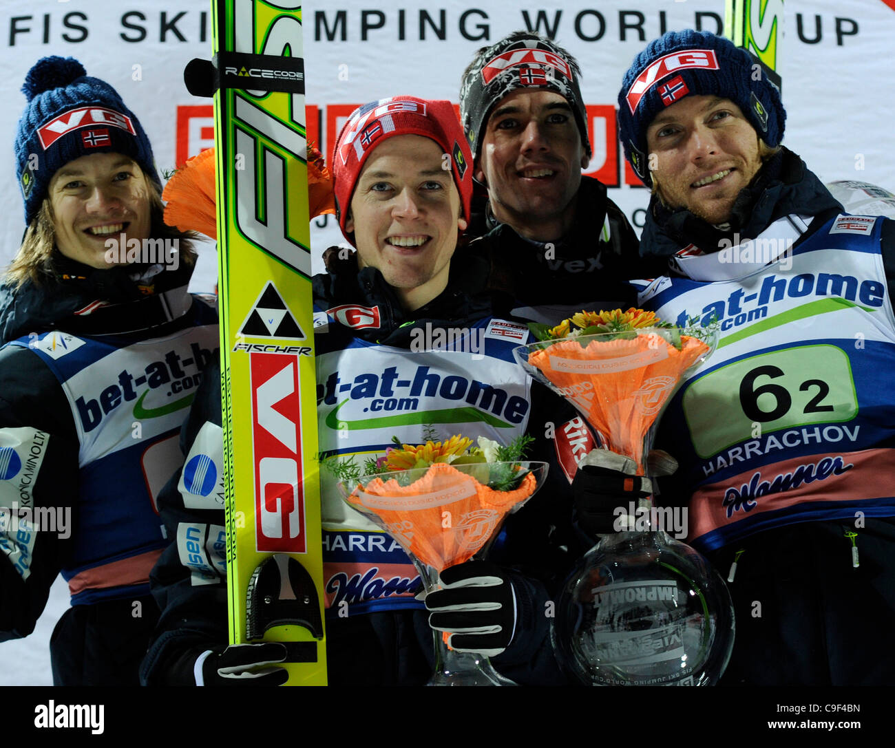 Skisprung-Welt Cup Teams Wettbewerb, Harrachov, Tschechische Republik, auf Samstag, 10. Dezember 2011. Von links nach rechts Tom Hilde, Vegard Haukoe Sklett, Anders Bardal, Björn Einar Romoren norwegischen das Siegerteam. (Foto/Michal Kamaryt CTK) Stockfoto