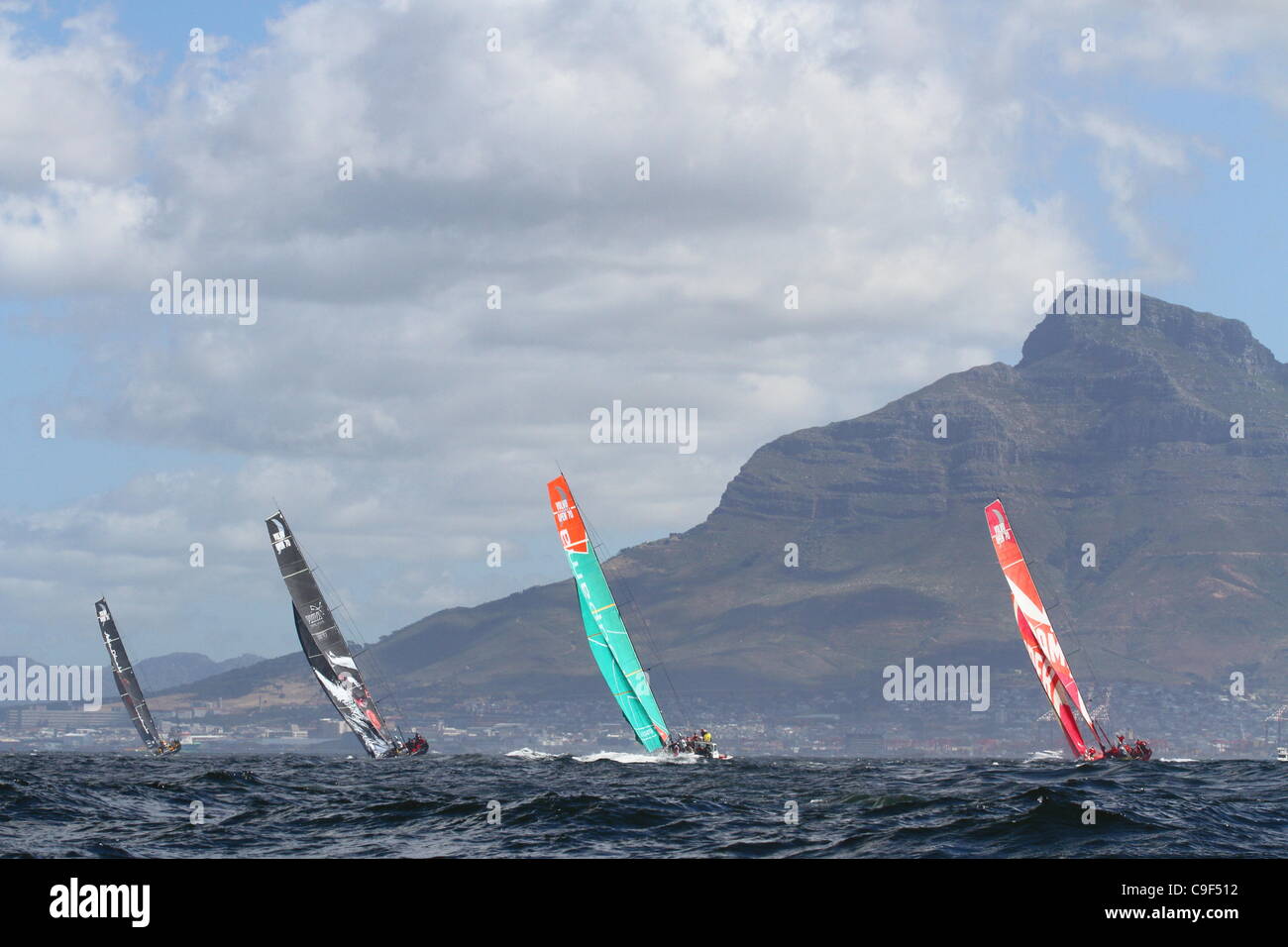 11.12.2011., Südafrika.  Volvo Ocean Race starten Bein 2 aus Cape Town, Südafrika in Abu Dhabi. Die Flotte in Richtung Mark zwei von Table Bay. Links nach rechts: Abu Dhabi, Team Puma Groupama Camper Stockfoto