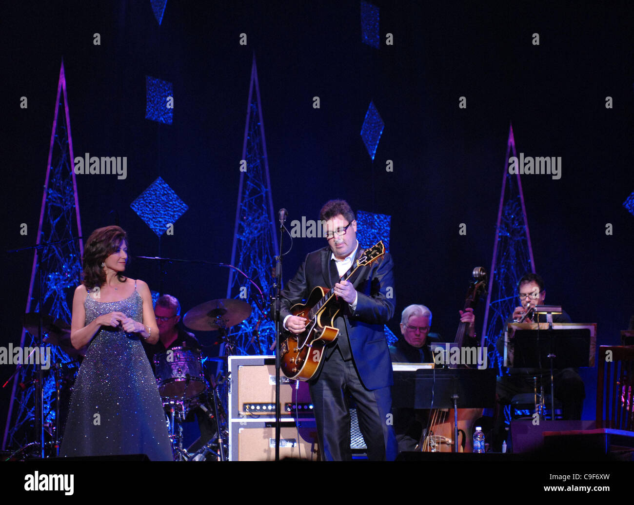 VINCE GILL und AMY GRANT bringen THE 12 DAYS OF CHRISTMAS, das CONSTNAT-CENTER an der OLD DOMINION UNIVERSITY in NORFOLK, VIRGINIA am 8. DECEMEBR2011... (FOTO VON JEFF MOORE) Stockfoto