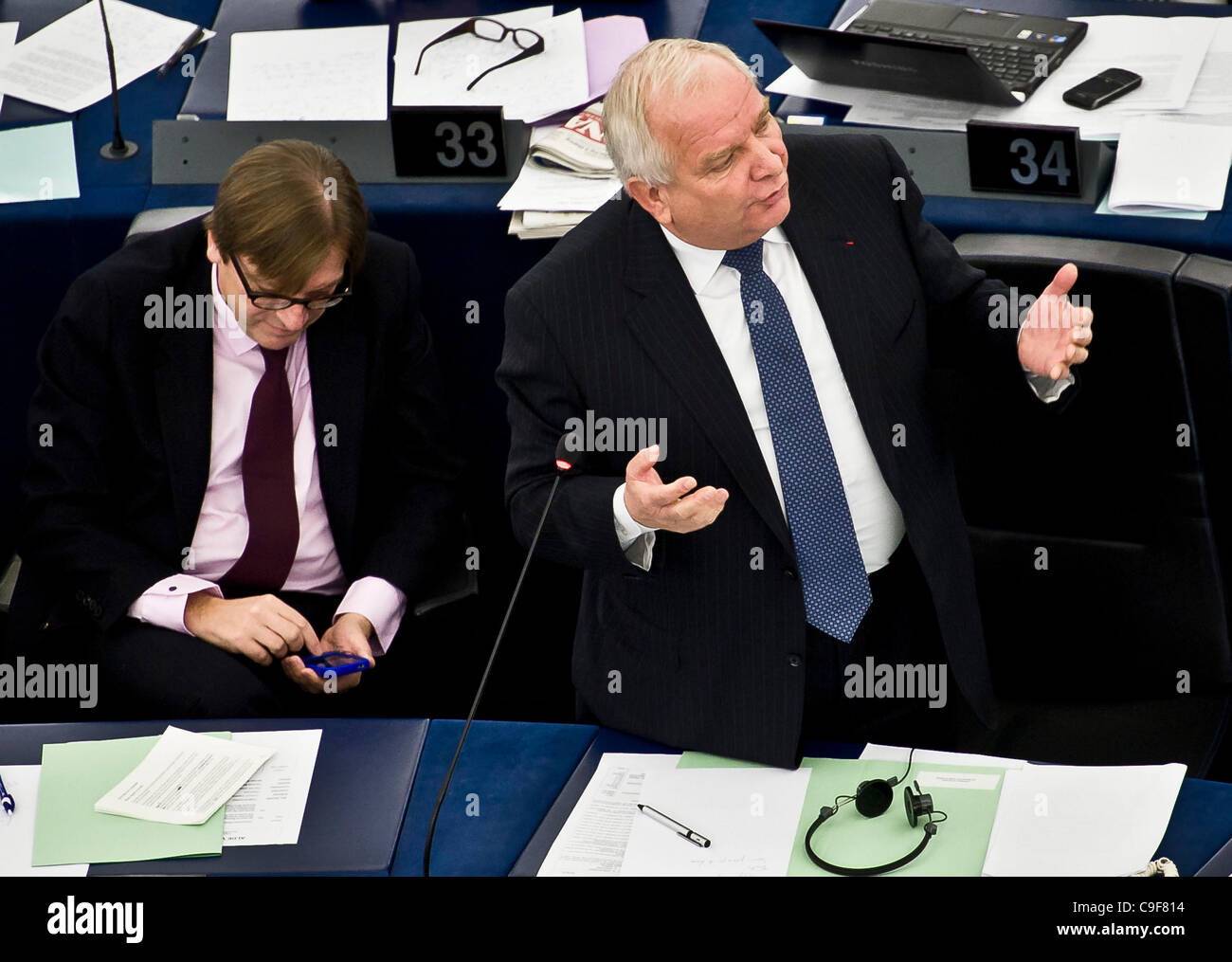 13. Dezember 2011 - Straßburg, Elsass, Frankreich - Belgien, Mitglied des Europäischen Parlaments (MEP) Präsidenten des Arbeitskreises Liberl Guy Maurice Marie Louise Verhofstadt (L) und Joseph Daul MdEP, Vorsitzender der EVP-Fraktion in der Debatte über die Ergebnisse des EU-Gipfels im Europäischen Parlament Hauptsitz Stockfoto