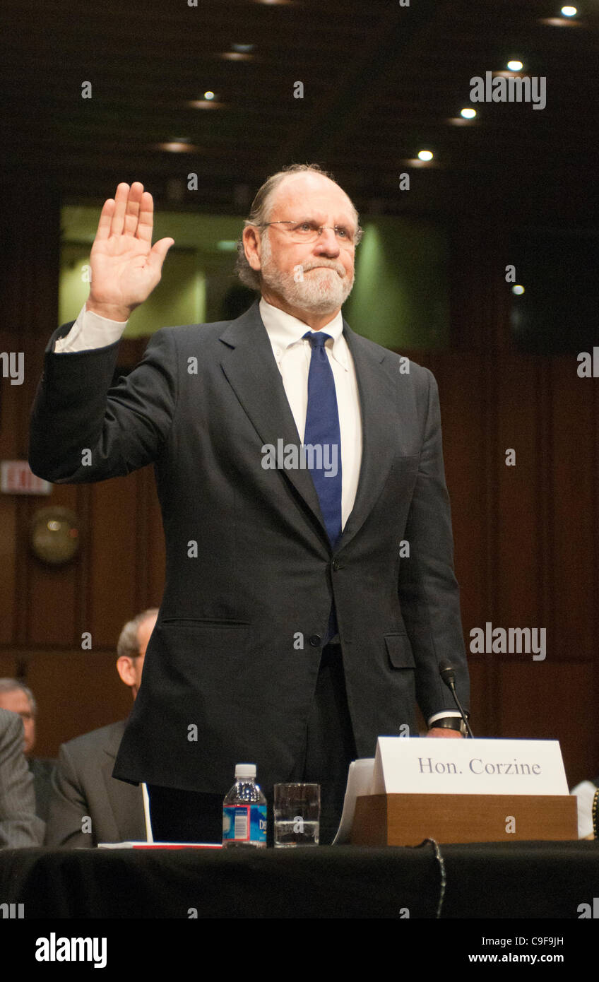 Der ehemalige Gouverneur John Corzine ist bei einer Senat Landwirtschaft, Ernährung und Forstausschuss Anhörung über die Umstände im Zusammenhang mit der Insolvenz von MF Global Holdings Ltd. auf dem Capitol Hill vereidigt. Stockfoto