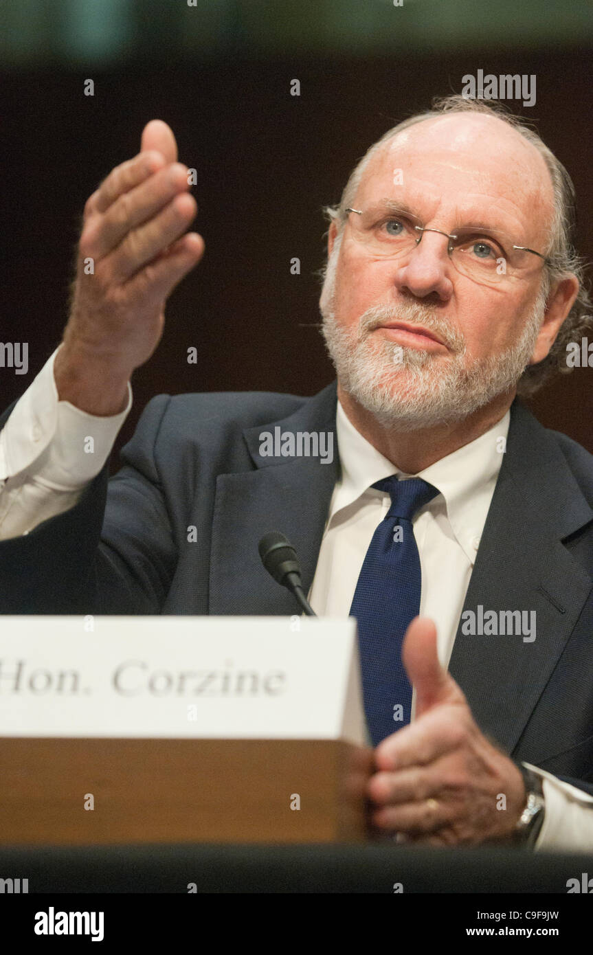 Der ehemalige Gouverneur John Corzine bezeugt bei einer Senat Landwirtschaft, Ernährung und Forstausschuss Anhörung über die Umstände im Zusammenhang mit der Insolvenz von MF Global Holdings Ltd. auf dem Capitol Hill. Stockfoto