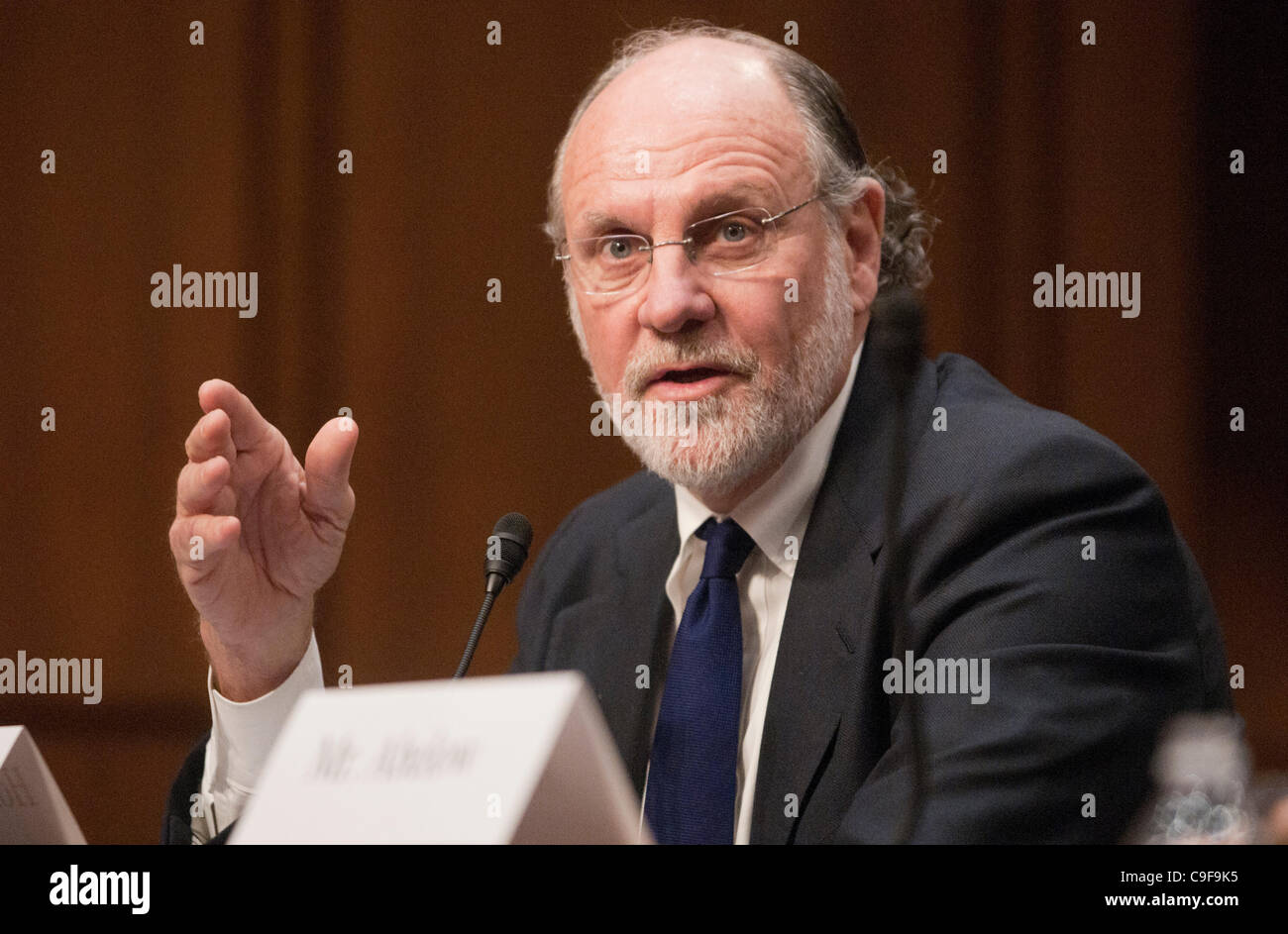 Der ehemalige Gouverneur John Corzine bezeugt bei einer Senat Landwirtschaft, Ernährung und Forstausschuss Anhörung über die Umstände im Zusammenhang mit der Insolvenz von MF Global Holdings Ltd. auf dem Capitol Hill. Stockfoto