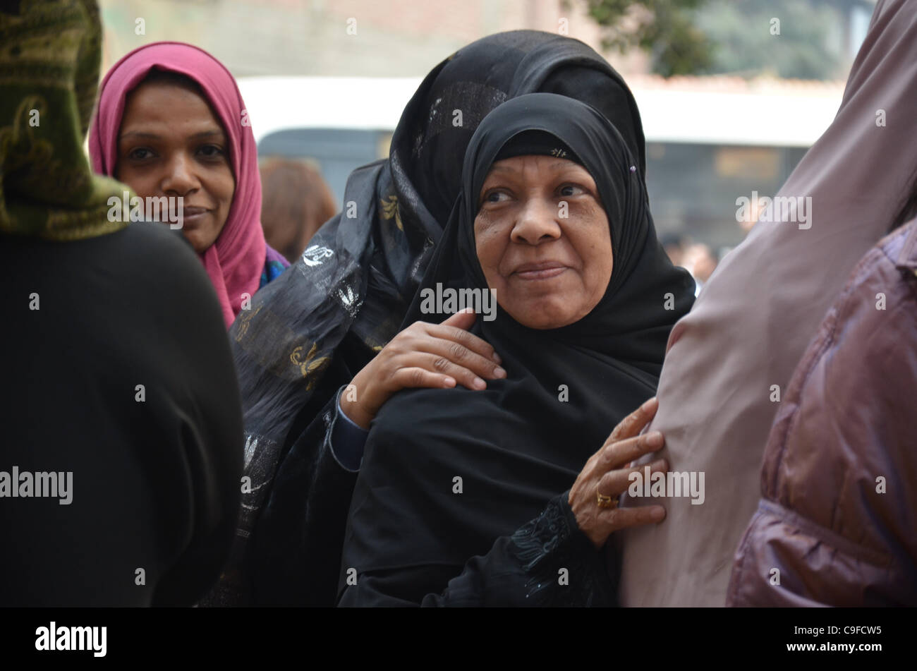 Wähler über die Gizeh und anderen Provinzen rund um Ägypten gehen zu den Urnen in der zweiten Runde der Parlamentswahlen. Stockfoto