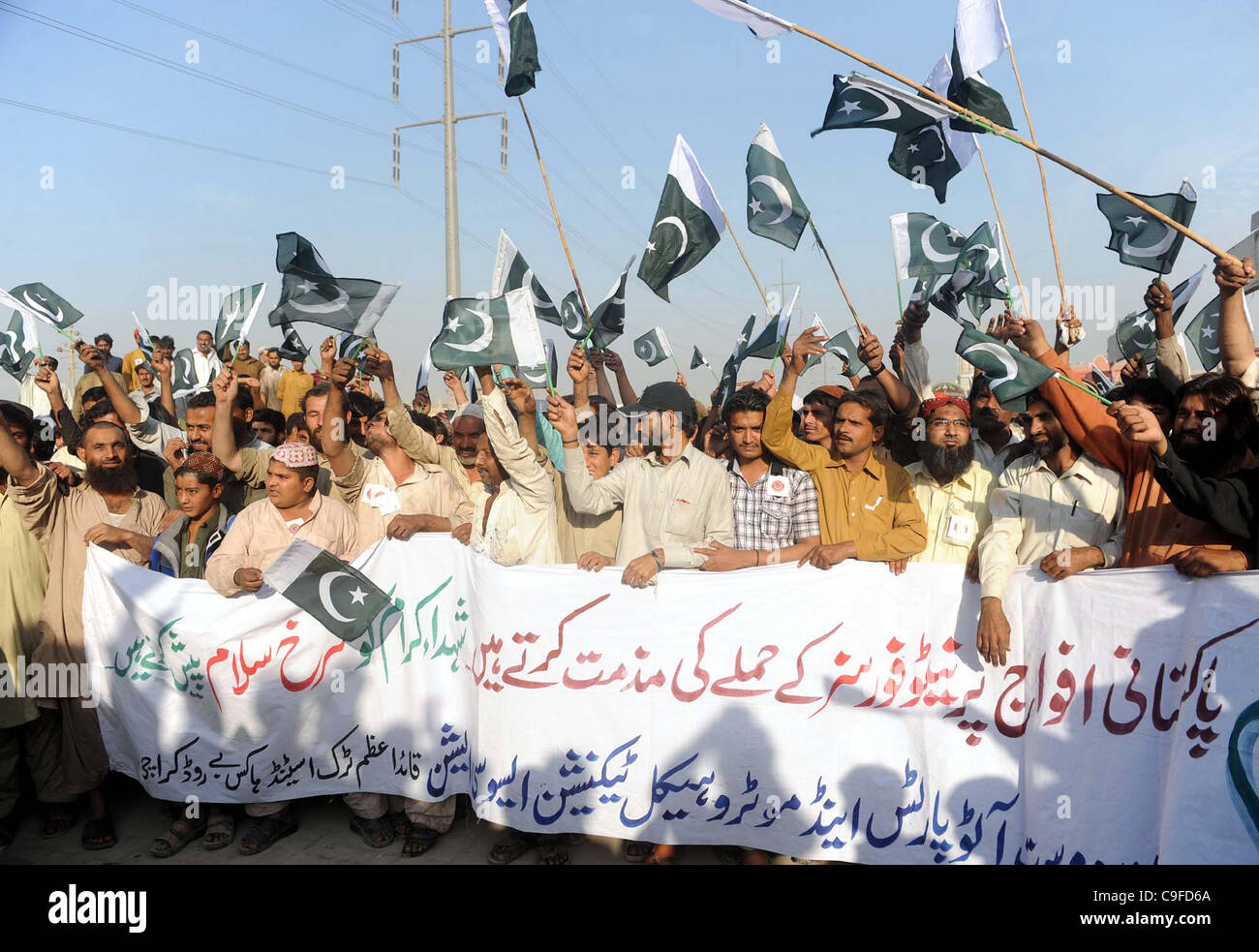 Unterstützer von Autoteilen und Kfz-Techniker-Verband singen Parolen gegen NATO-Angriff auf dem Land bei Protestkundgebung in Karachi Stockfoto