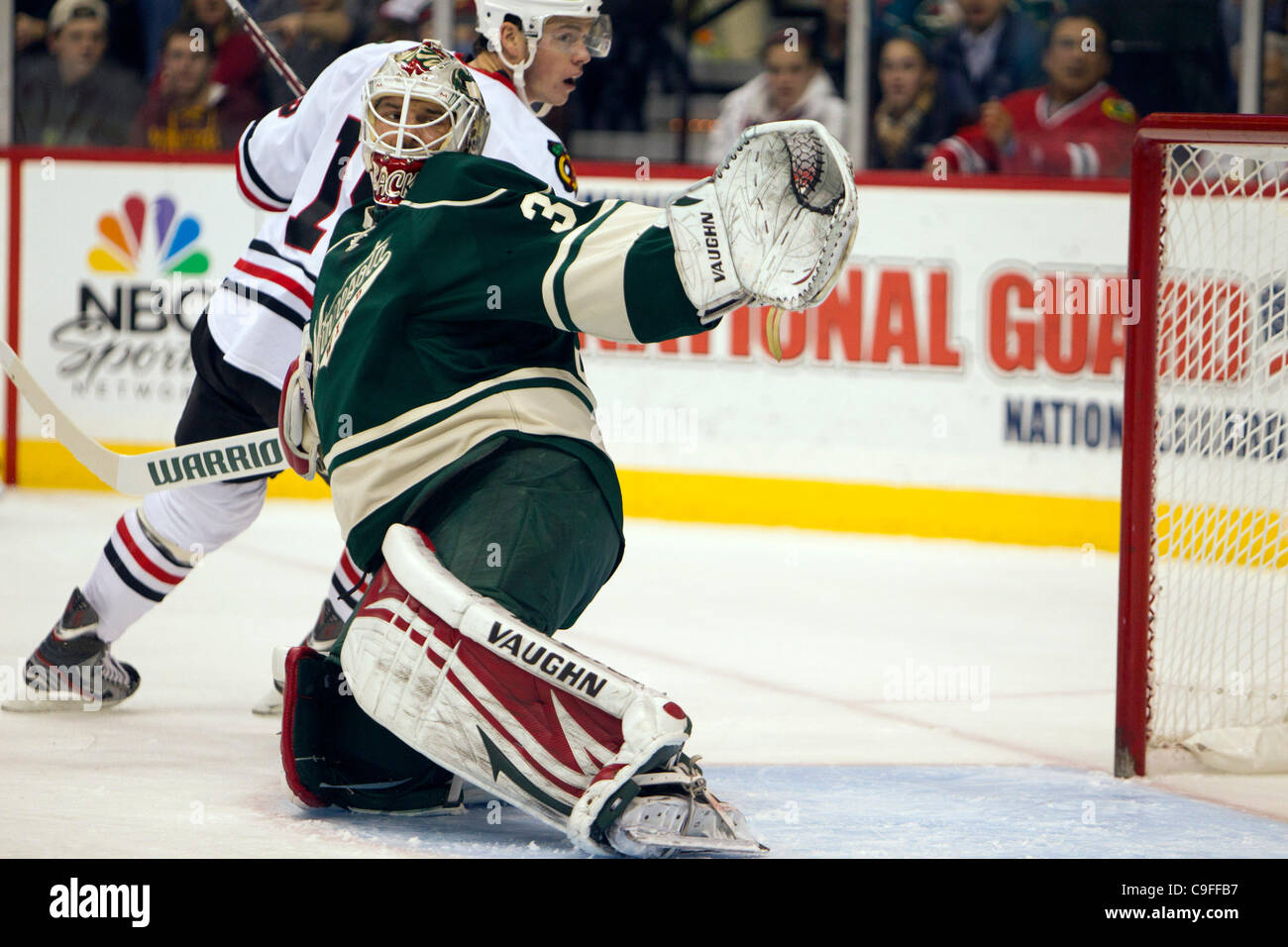 14. Dezember 2011 - schadet St. Paul, Minnesota, USA - Minnesota Wild Torwart, Niklas Backstrom (32) erstreckt sich um den Puck von zu halten, Weg in der ersten Periode der Hockey-Spiel gegen die Chicago Blackhawks im Xcel Energy Center in St. Paul, Minnesota. Backstrom machte 11 spart 11 Schüsse auf das Tor in eine Stockfoto