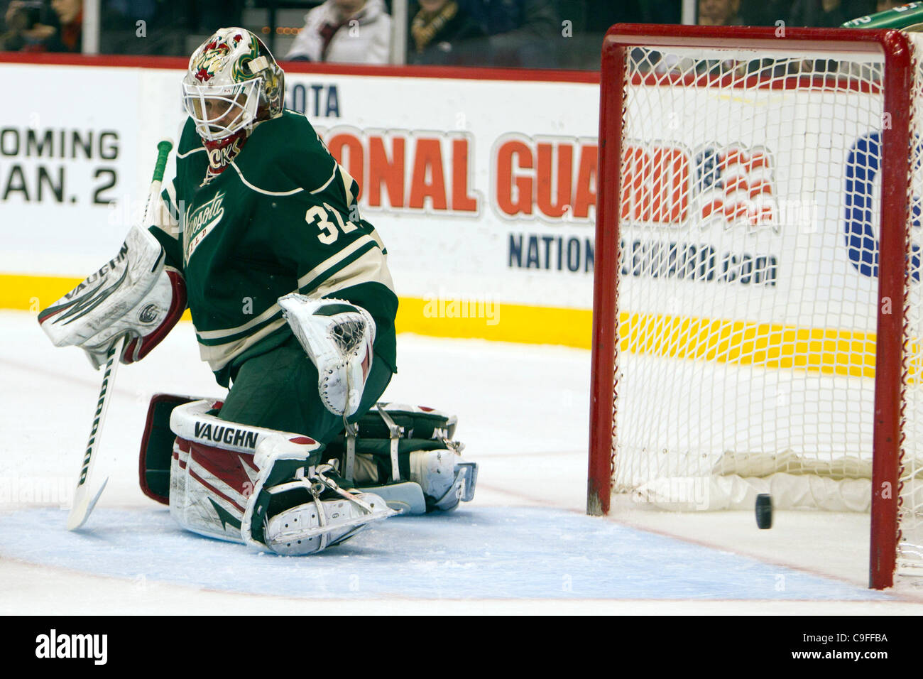 14. Dezember 2011 - schadet St. Paul, Minnesota, USA - Minnesota Wild Torwart, Niklas Backstrom (32) erstreckt sich um den Puck von zu halten, Weg in der ersten Periode der Hockey-Spiel gegen die Chicago Blackhawks im Xcel Energy Center in St. Paul, Minnesota. Backstrom machte 11 spart 11 Schüsse auf das Tor in eine Stockfoto