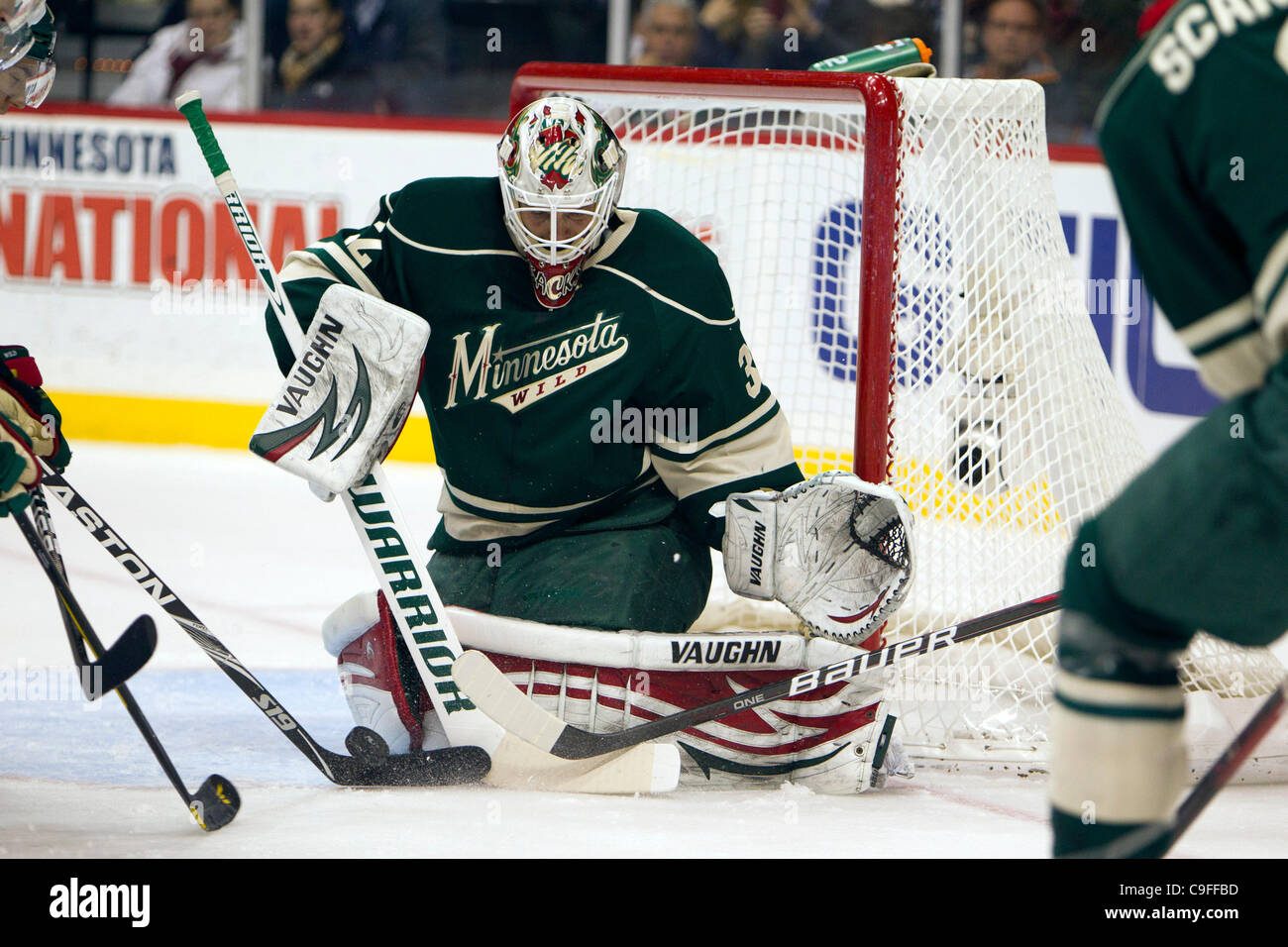 14. Dezember 2011 - schadet St. Paul, Minnesota, USA - Minnesota Wild Torwart, Niklas Backstrom (32) erstreckt sich um den Puck von zu halten, Weg in der ersten Periode der Hockey-Spiel gegen die Chicago Blackhawks im Xcel Energy Center in St. Paul, Minnesota. Backstrom machte 11 spart 11 Schüsse auf das Tor in eine Stockfoto