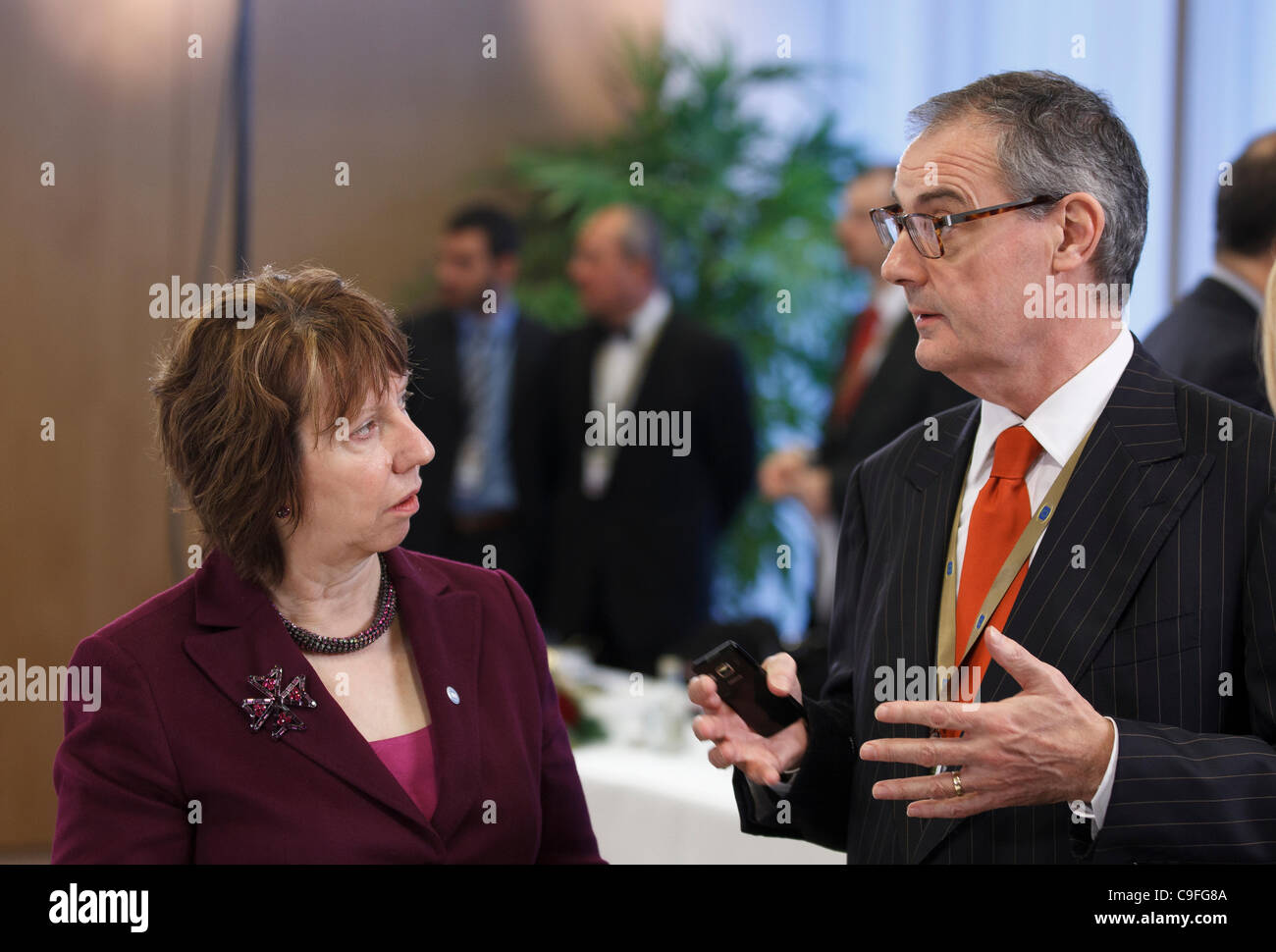 Hohe Vertreterin der EU für Außen- und Sicherheitspolitik Catherine Ashton mit David O'Sullivan, Chief Operating Officer des der Europäischen Auswärtigen Dienst (EAD) abgebildet auf der 28. EU-Russland-Gipfel in Brüssel stattfand. Stockfoto
