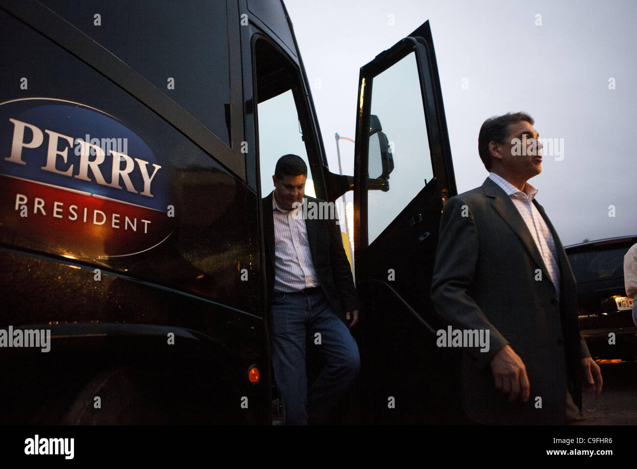 14. Dezember 2011 tritt republikanische Präsidentschaftskandidat - Denison, Iowa, USA - Texas-Gouverneur Rick Perry aus seinem Bus mit Dan Moran, an Cronk Cafe am ersten Tag seiner zweiwöchigen Bus Tour im Vorfeld der Iowa Caucus auf Mittwoch, 14. Dezember 2011 in Denison, Iowa zu sprechen. (Kredit-Bild: © Patrick Stockfoto