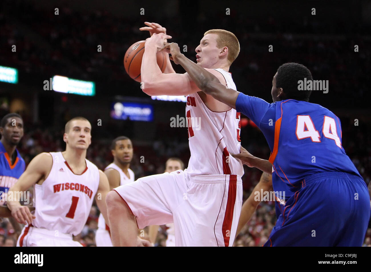 15. Dezember 2011 - ist Madison, Wisconsin, USA - Wisconsin vorwärts Mike Bruesewitz #31 verschmutzt, beim gehen für eine Aufnahme in das Spiel. Wisconsin Badgers besiegte die Savannah Zustand Tiger 66-33 an der Kohl-Center in Madison, Wisconsin. (Kredit-Bild: © John Fisher/Southcreek/ZUMAPRESS.com) Stockfoto