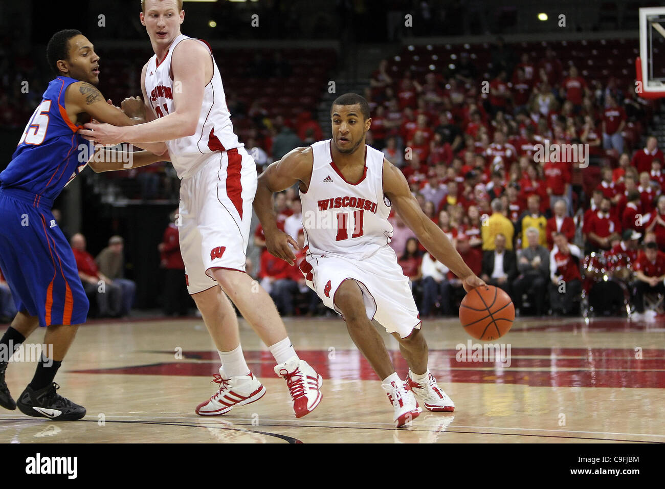 15. Dezember 2011 - Madison, Wisconsin, USA - Wisconsin Wächter Jordan Taylor #11 bekommt Hilfe von Teamkollege Mike Bruesewitz #31as dribbelt er auf den Korb. Wisconsin Badgers besiegte die Savannah Zustand Tiger 66-33 an der Kohl-Center in Madison, Wisconsin. (Kredit-Bild: © John Fisher/Southcreek/ZU Stockfoto
