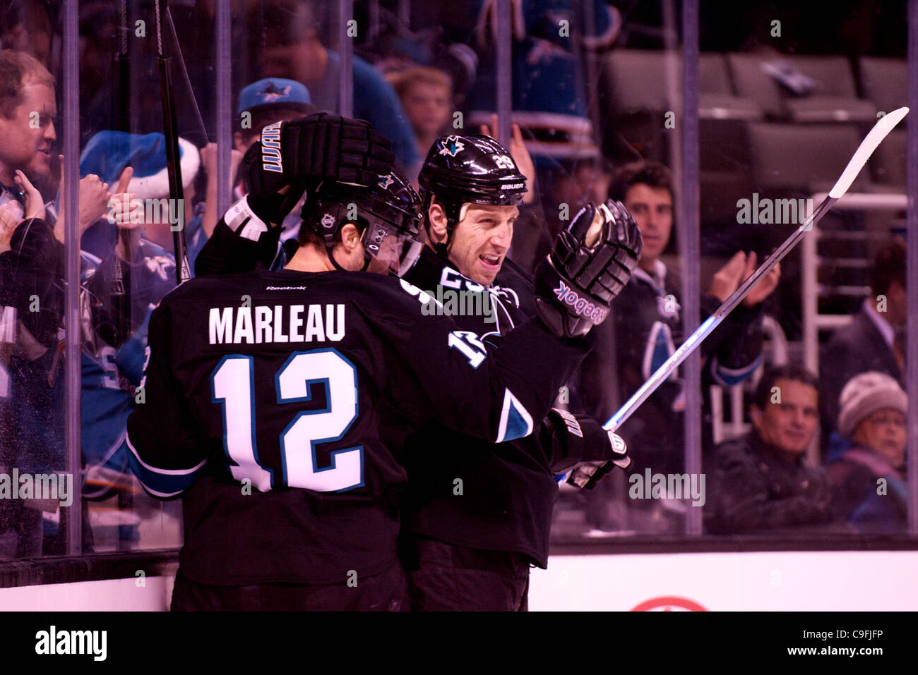 15. Dezember 2011 - San Jose, Kalifornien, USA - Haie leitet Patrick Marleau (12) und Ryane Clowe (29) feiern Clowes erste Periode Ziel während der NHL-Spiel zwischen den San Jose Sharks und den Colorado Avalanche im HP Pavilion in San Jose, Kalifornien.  Die Teams sind 1: 1 nach der ersten Periode gebunden. (Credit Stockfoto