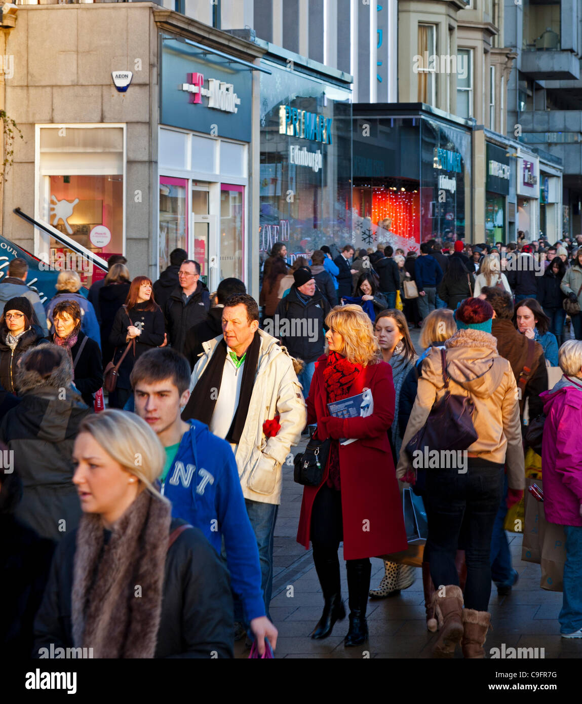 17. Dezember 2011 beschäftigt Princes Street Edinburgh UK am letzten Wochenende vor Weihnachten einkaufen Stockfoto