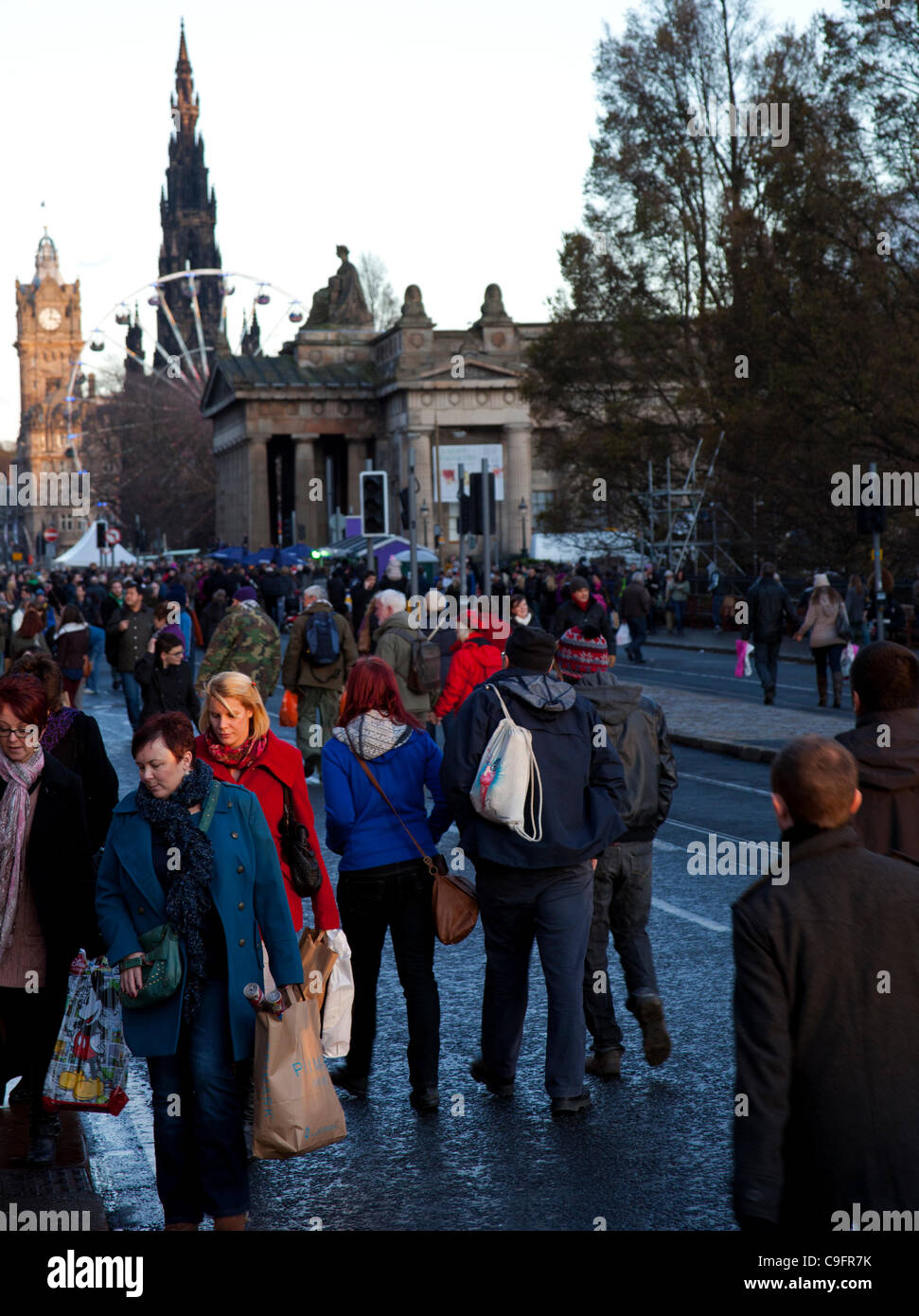 17. Dezember 2011 beschäftigt Princes Street Edinburgh UK am letzten Wochenende vor Weihnachten einkaufen Stockfoto