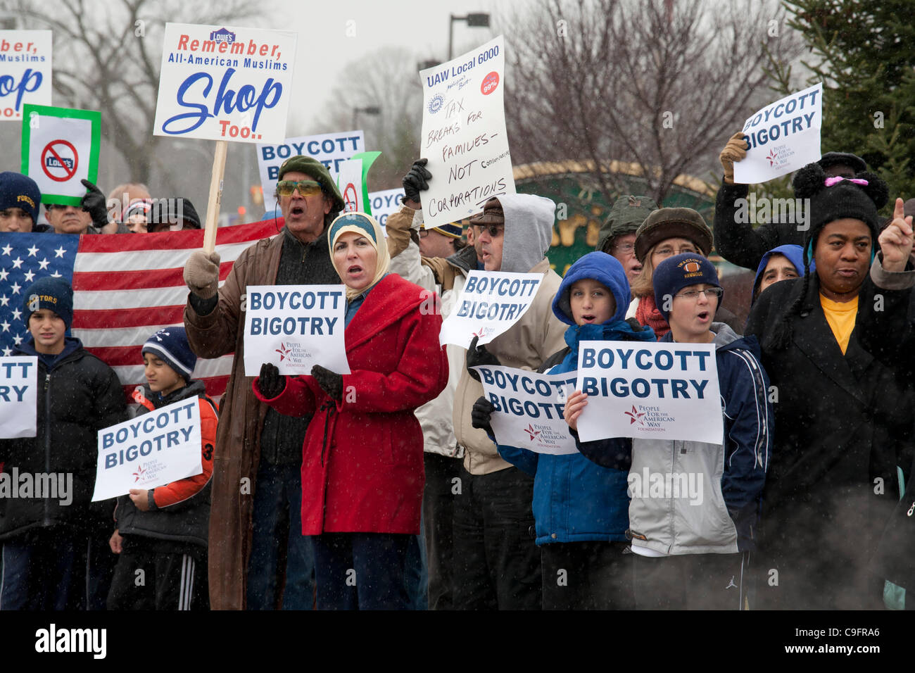 Allen Park, Michigan - eine interreligiöse Gruppe von Muslim, Baptisten und andere Religionsführer pfählte ein Lowe Baumarkt um die Kette Aktion ziehen ihre Werbung von der All-American Muslim TV-Reality-Show zu protestieren. Stockfoto
