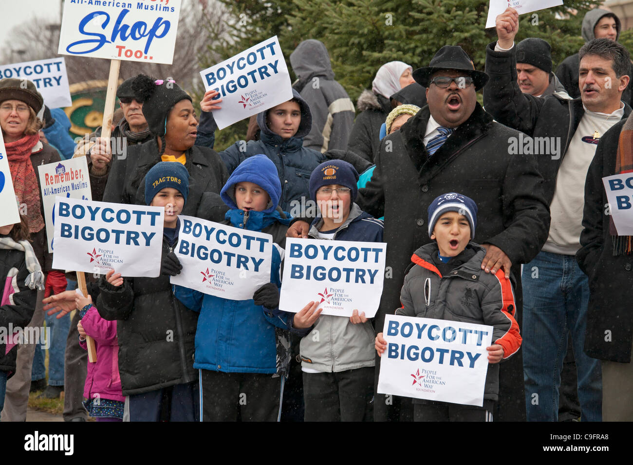 Allen Park, Michigan - eine interreligiöse Gruppe von Muslim, Baptisten und andere Religionsführer pfählte ein Lowe Baumarkt um die Kette Aktion ziehen ihre Werbung von der All-American Muslim TV-Reality-Show zu protestieren. Stockfoto