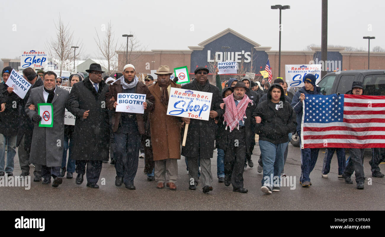 Allen Park, Michigan - eine interreligiöse Gruppe von Muslim, Baptisten und andere Religionsführer pfählte ein Lowe Baumarkt um die Kette Aktion ziehen ihre Werbung von der All-American Muslim TV-Reality-Show zu protestieren. Stockfoto
