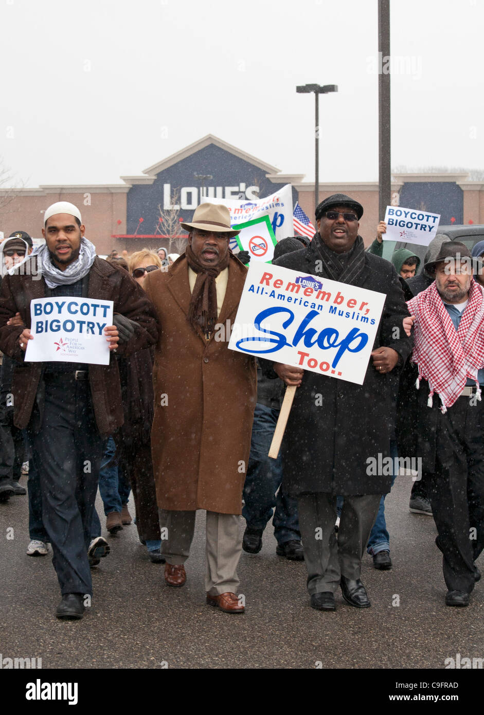 Allen Park, Michigan - eine interreligiöse Gruppe von Muslim, Baptisten und andere Religionsführer pfählte ein Lowe Baumarkt um die Kette Aktion ziehen ihre Werbung von der All-American Muslim TV-Reality-Show zu protestieren. Stockfoto