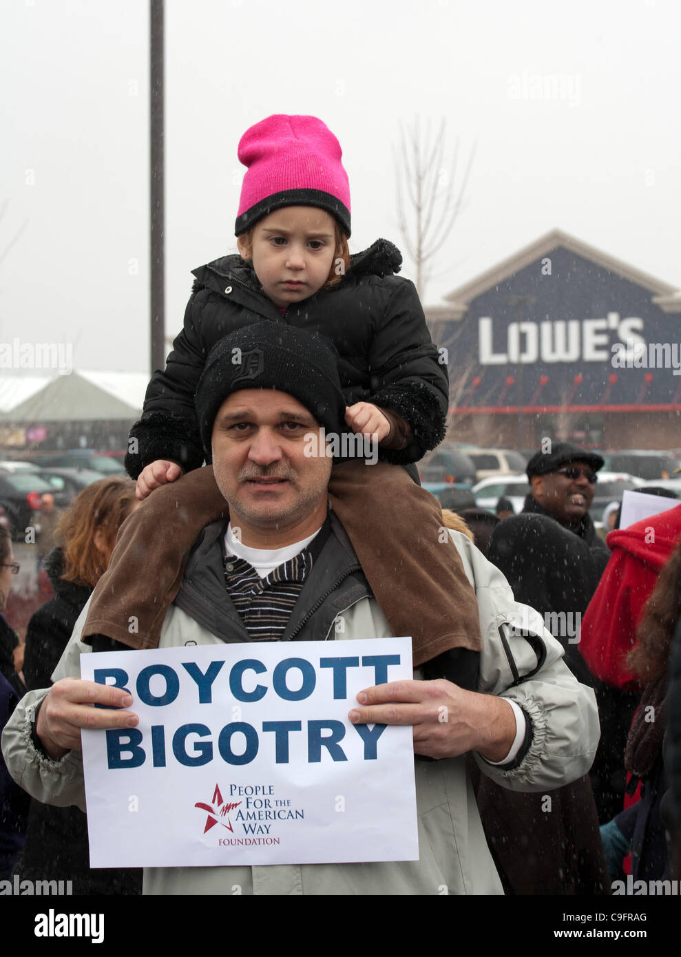 Allen Park, Michigan - eine interreligiöse Gruppe von Muslim, Baptisten und andere Religionsführer pfählte ein Lowe Baumarkt um die Kette Aktion ziehen ihre Werbung von der All-American Muslim TV-Reality-Show zu protestieren. Stockfoto