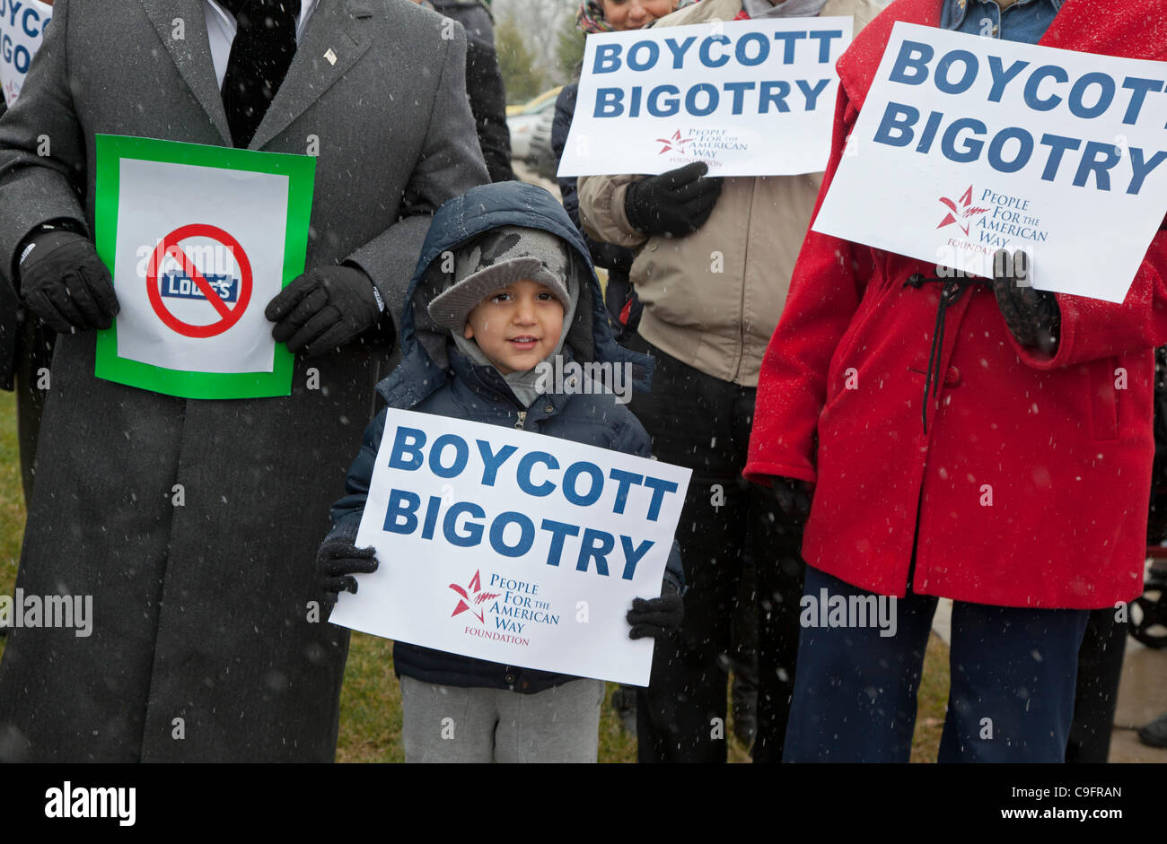 Allen Park, Michigan - eine interreligiöse Gruppe von Muslim, Baptisten und andere Religionsführer pfählte ein Lowe Baumarkt um die Kette Aktion ziehen ihre Werbung von der All-American Muslim TV-Reality-Show zu protestieren. Stockfoto