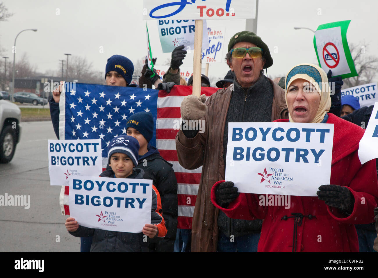 Allen Park, Michigan - eine interreligiöse Gruppe von Muslim, Baptisten und andere Religionsführer pfählte ein Lowe Baumarkt um die Kette Aktion ziehen ihre Werbung von der All-American Muslim TV-Reality-Show zu protestieren. Stockfoto