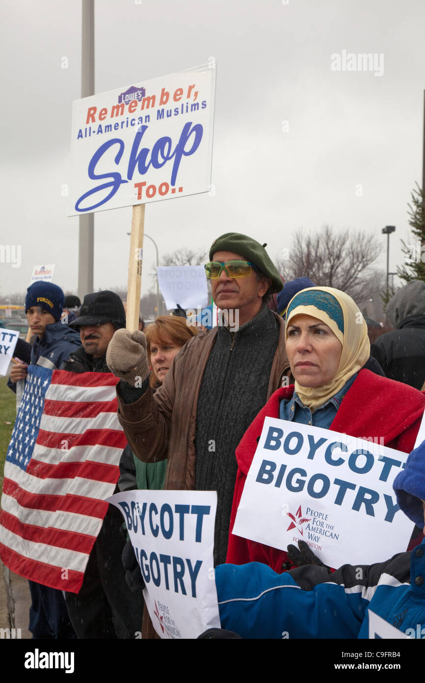 Allen Park, Michigan - eine interreligiöse Gruppe von Muslim, Baptisten und andere Religionsführer pfählte ein Lowe Baumarkt um die Kette Aktion ziehen ihre Werbung von der All-American Muslim TV-Reality-Show zu protestieren. Stockfoto
