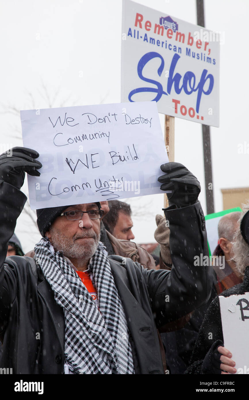 Allen Park, Michigan - eine interreligiöse Gruppe von Muslim, Baptisten und andere Religionsführer pfählte ein Lowe Baumarkt um die Kette Aktion ziehen ihre Werbung von der All-American Muslim TV-Reality-Show zu protestieren. Stockfoto