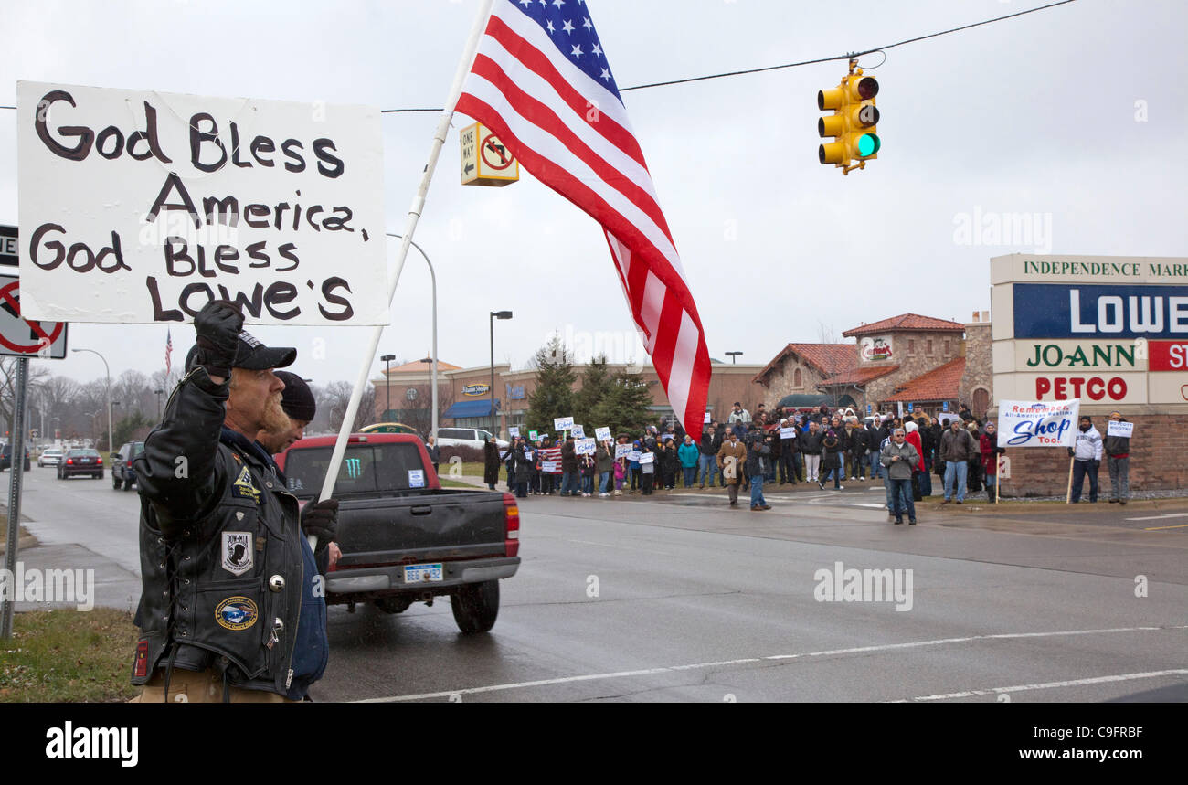 Allen Park, Michigan - eine interreligiöse Gruppe von Muslim, Baptisten und andere Religionsführer pfählte ein Lowe Baumarkt um die Kette Aktion ziehen ihre Werbung von der All-American Muslim TV-Reality-Show zu protestieren. Eine kleinere Gruppe pfählte zu Gunsten der Lowe. Stockfoto