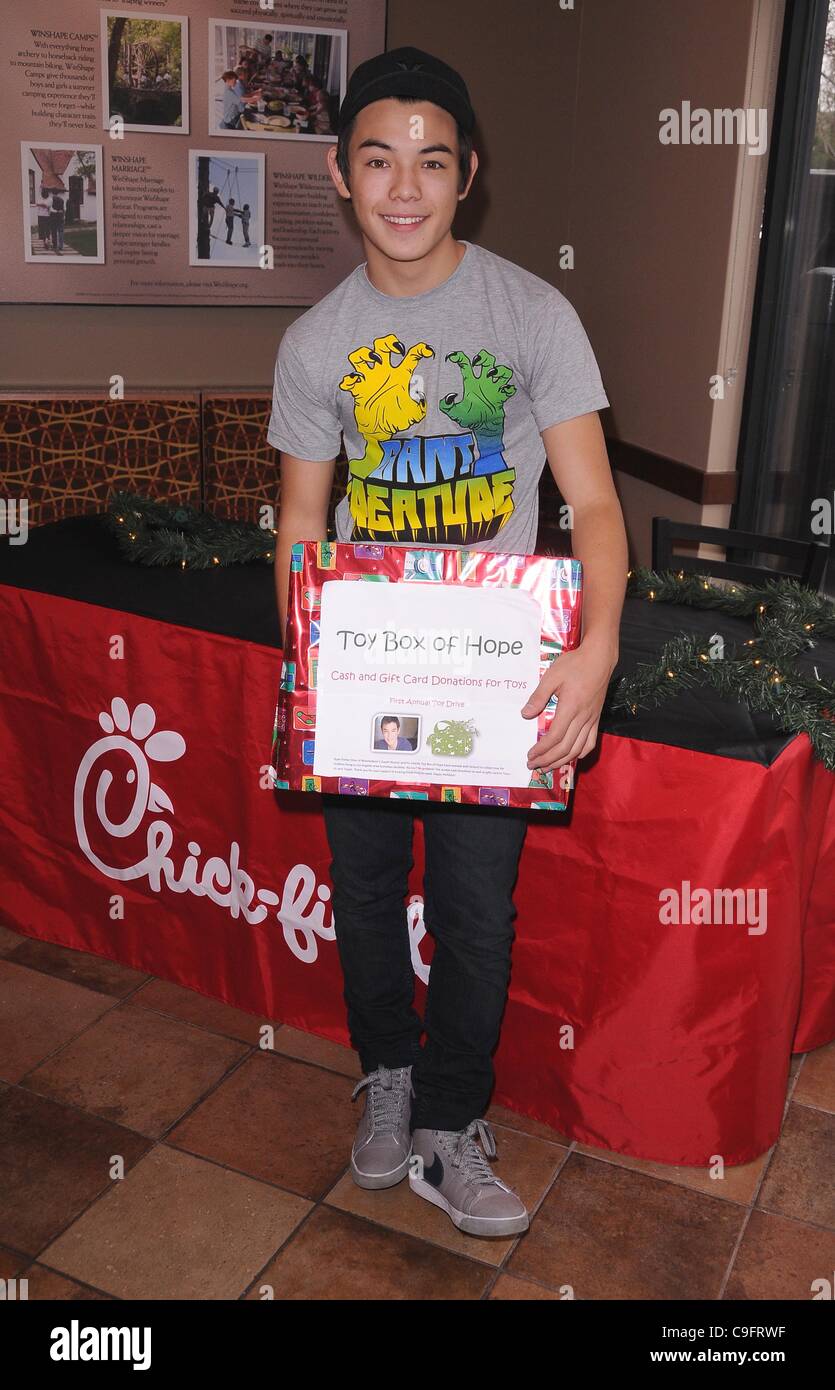 17. Dezember 2011 - Hollywood, Kalifornien, USA - Ryan PotterÃƒâ€ ¢ s Spielzeugkiste der Hoffnung Wohltätigkeitsaktion Spielzeug bei Chick-Fil-A in Northridge, CA 17.12.11 2011..RYAN POTTER (Kredit-Bild: Â © Scott Kirkland/Globe Photos/ZUMAPRESS.com) Stockfoto