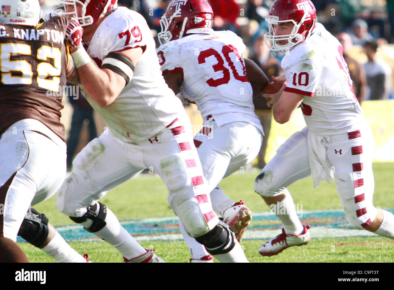 17. Dezember 2011 - Albuquerque, New Mexico, USA - Temple University QB Chris Coy (10) klettert, denn ein offenes Loch während der Gildan New Mexico Bowl Stadium Universität in Albuquerque, NM. Temple Owls Größe wurde keine Übereinstimmung für die Cowboys. Die Eulen holte sich den Sieg über Wyoming 15-37. (Bild Kredit: Stockfoto