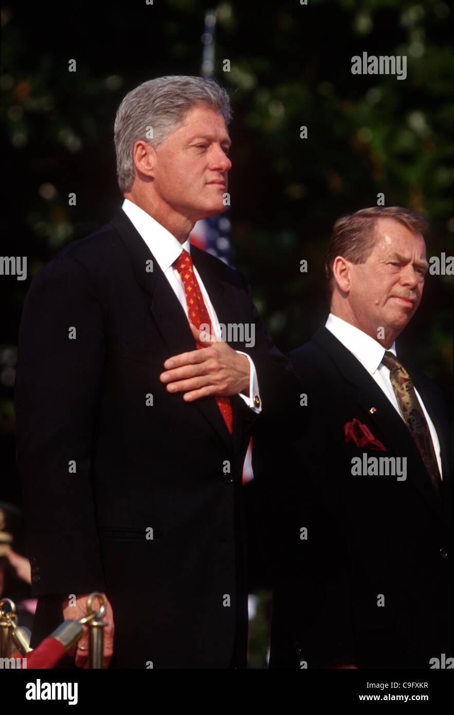 Präsident Bill Clinton und tschechischen Präsidenten Vaclav Havel stehen für die Nationalhymnen im Weißen Haus während der Tschechischen Staatsbesuch 16. September 1998 in Washington, DC.  Vaclav Havel, der ehemalige dissident Dramatiker der Tschechoslowakei 1989 "Samtenen Revolution" gegen den Kommunismus und dann Ser führte Stockfoto