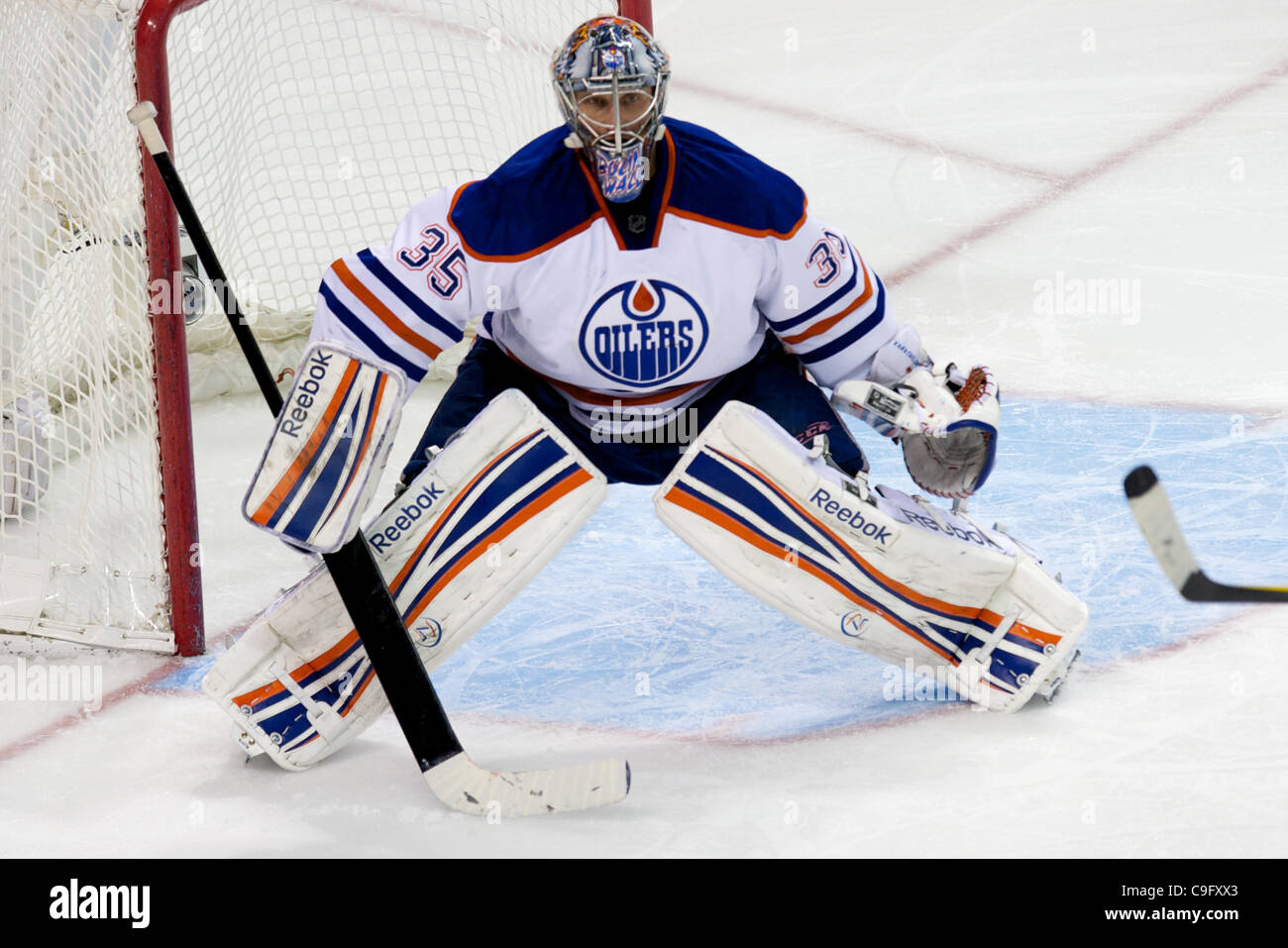 17. Dezember 2011 - San Jose, Kalifornien, USA - Oilers Torwart Nikolai Khabibulin (35) während der NHL-Spiel zwischen den San Jose Sharks und den Edmonton Oilers im HP Pavilion in San Jose, Kalifornien.  Die Haie gewann 3-2. (Kredit-Bild: © Matt Cohen/Southcreek/ZUMAPRESS.com) Stockfoto