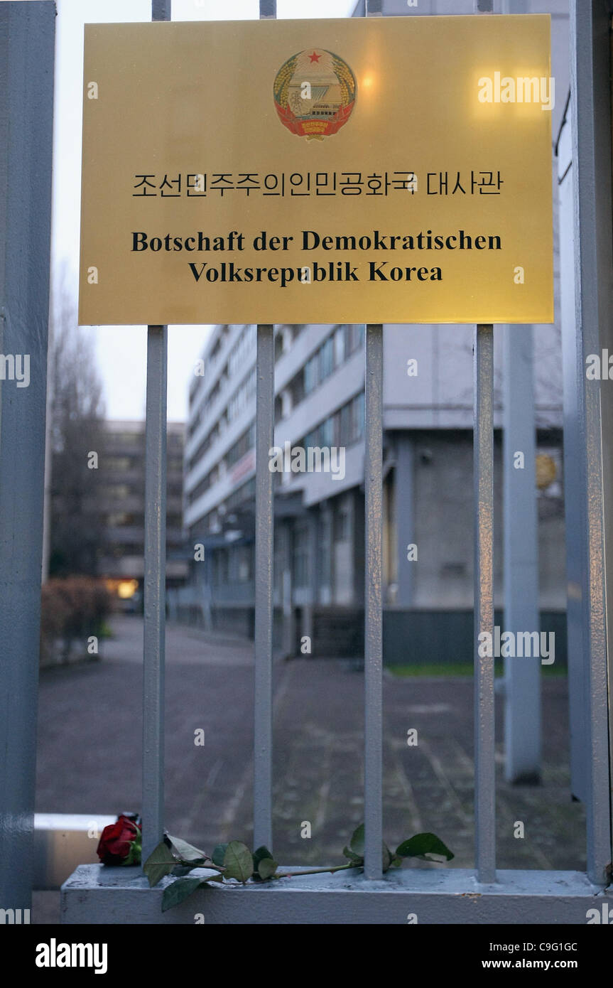 Eine Rose von einem ehemaligen Bürger der Deutschen Demokratischen Republik (DDR oder Ostdeutschland) links liegt an der nordkoreanischen Botschaft in Berlin, Deutschland, auf Montag, 19. Dezember 2011. Der Tod von Nordkoreas Führer Kim Jong-Il, wurde am selben Tag bekannt gegeben. Stockfoto