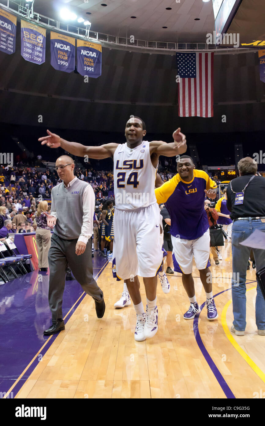 19. Dezember 2011 - Baton Rouge, Louisiana, Vereinigte Staaten von Amerika - LSU Tigers vorwärts Sturm Warren (24) zeigt Wertschätzung auf dem heimischen Publikum nach dem Sieg.  LSU Niederlagen Marquette 67-59. (Kredit-Bild: © Joseph Bellamy/Southcreek/ZUMAPRESS.com) Stockfoto
