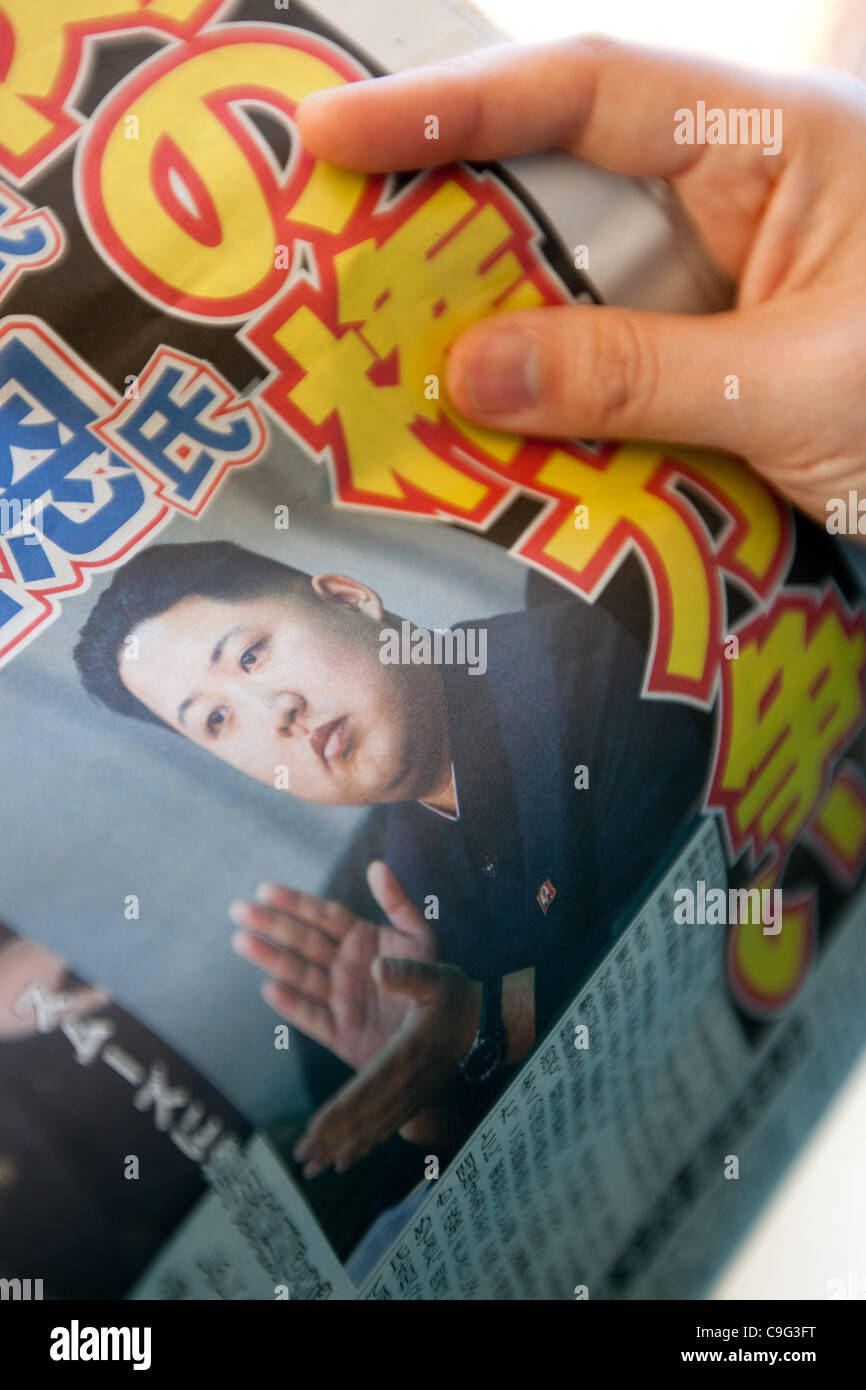 Bilder von Kim Jong-Un erscheinen in japanischen Zeitungen im Zuge des Todes seines Vaters und nordkoreanischen Präsidenten Kim Jong-IL, in Tokio, Japan, am Dienstag, 20. Dezember 2011. Stockfoto