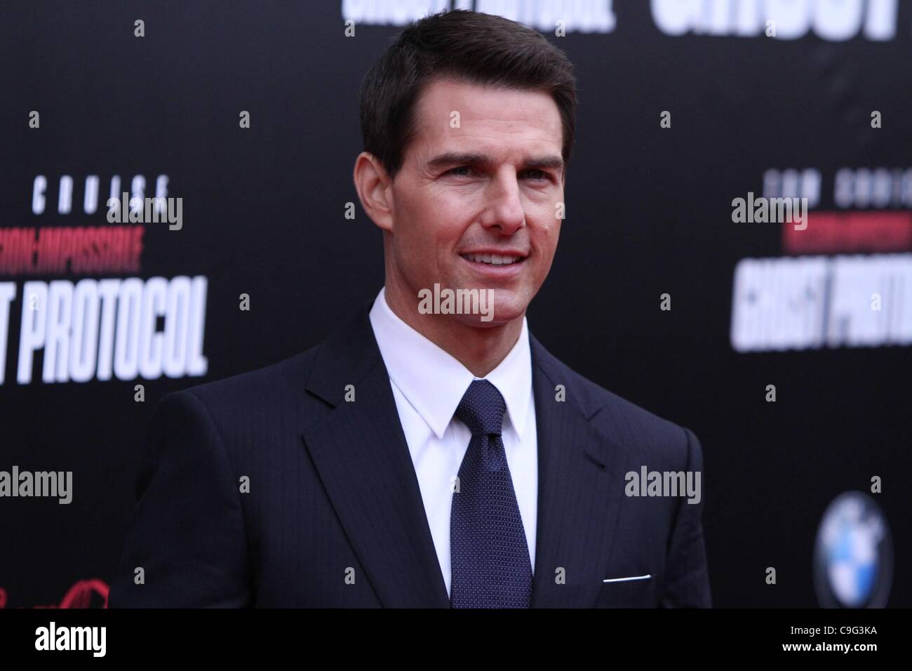 Tom Cruise im Ankunftsbereich für MISSION: IMPOSSIBLE – Phantom Protokoll Premiere, The Ziegfeld Theatre, New York, NY 19. Dezember 2011. Foto von: Andres Otero/Everett Collection Stockfoto