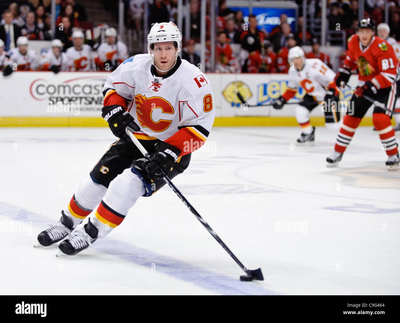 18. Dezember 2011 - Chicago, Illinois, USA - Calgary Zentrum Brendan Morrison (8) während der NHL-Spiel zwischen den Chicago Blackhawks und die Calgary Flames im United Center in Chicago, IL. Die Blackhawks besiegt die Flammen 4-2. (Kredit-Bild: © John Rowland/Southcreek/ZUMAPRESS.com) Stockfoto