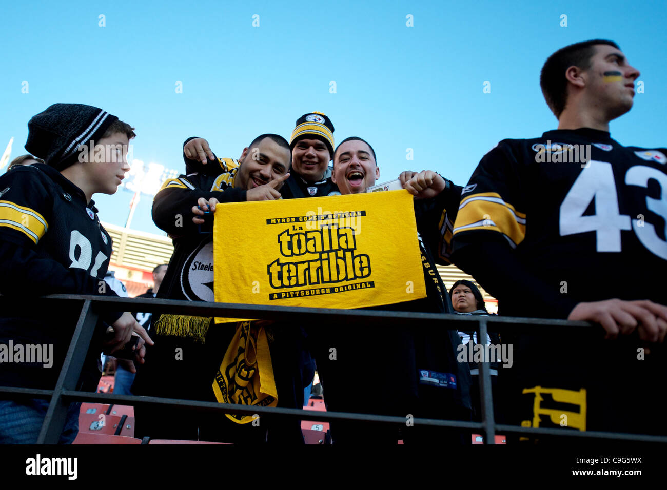 19. Dezember 2011 - San Francisco, Kalifornien, USA - Steelers Fans posieren vor dem NFL-Spiel zwischen der Pittsburgh Steelers und die San Francisco 49ers im Candlestick Park in San Francisco, Kalifornien.  Die 49ers schlagen die Steelers 20-3. (Kredit-Bild: © Matt Cohen/Southcreek/ZUMAPRESS.com) Stockfoto