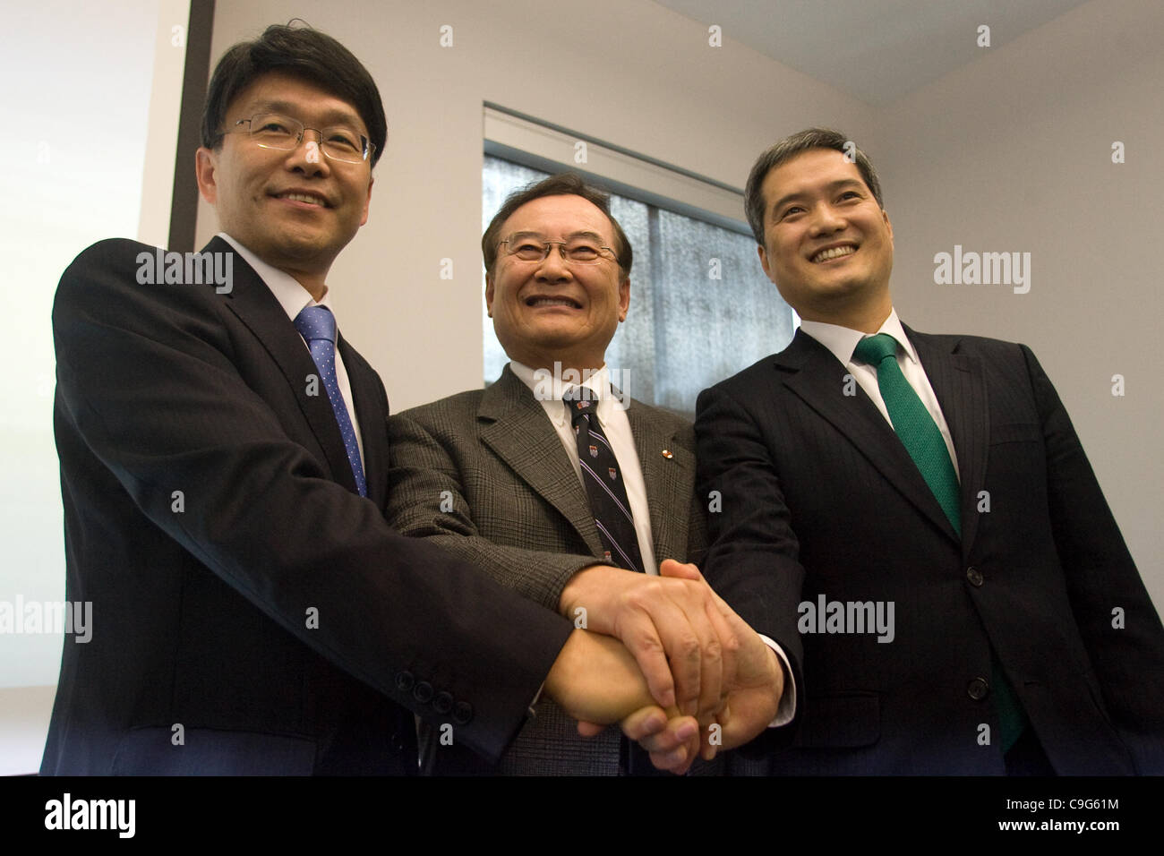 London Ontario, Kanada - 20. Dezember 2011. Von links nach rechts Dr. Sang Kyun Lee teilen Dr. Chil-Yong Kang und Dr. Dong Joon Kim Sumagen Vertretung für den Erfolg bei einer Pressekonferenz zur Ankündigung der Genehmigung für die HIV/AIDS-Impfstoff SAV001, die an der University of Western Ontario b entwickelt wurde Stockfoto