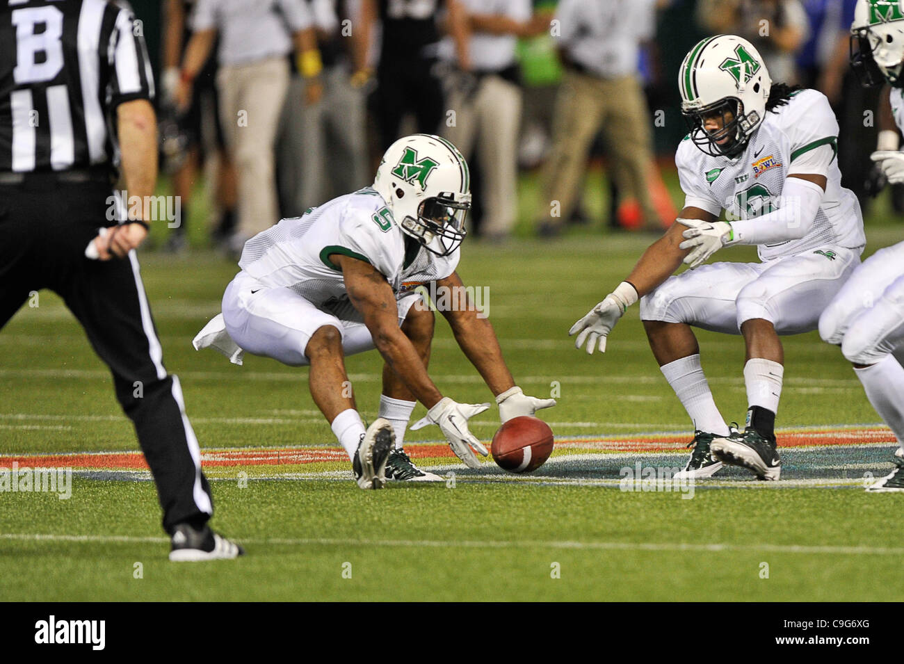 21. Dezember 2011 - St. Petersburg, Florida, Vereinigte Staaten von Amerika - Marshall donnernde Herde defensive Back Rashad Jackson (5) erholt sich ein Fumble, der Marshalls großen Sieg während der zweiten Hälfte Maßnahmen auf das 2011 Rindfleisch einrichten ' o ' Bradys-Bowl-Spiel zwischen der Florida International University goldenen Panther Stockfoto