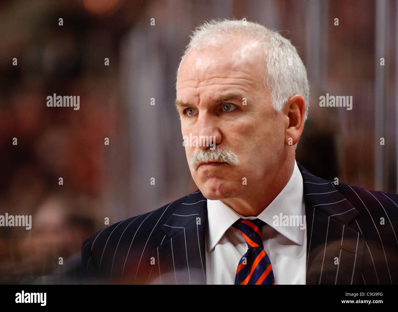 21. Dezember 2011 - Chicago, Illinois, USA - Chicago Trainer Joel Quenneville während des NHL-Spiels zwischen den Chicago Blackhawks und die Montréal Candiens im United Center in Chicago, IL. Die Blackhawks besiegt den Canadiens 5-1. (Kredit-Bild: © John Rowland/Southcreek/ZUMAPRESS.com) Stockfoto