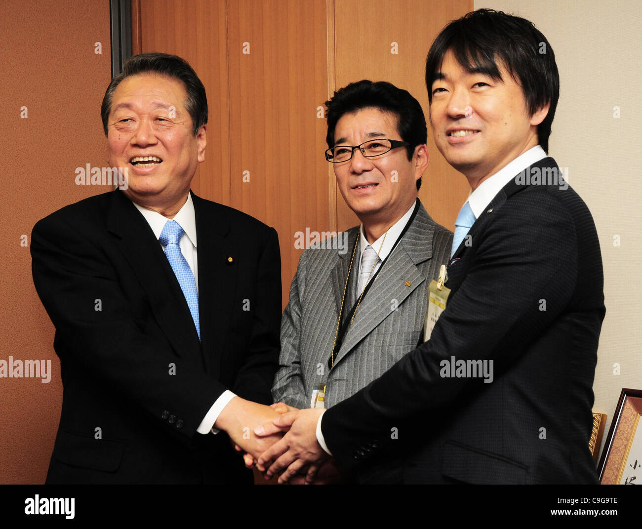 20. Dezember 2011 - Tokyo, Japan - TORU HASHIMOTO(R), neuer Bürgermeister von Osaka und ICHIRO MATSUI, Osaka gov Treffen mit ICHIRO OZAWA(L), ehemaliger Präsident der regierenden Demokratischen Partei Japans am 20. Dezember 2011 in Tokio, Japan. (Kredit-Bild: © Hajime Takashi/Jana Press/ZUMAPRESS.com) Stockfoto