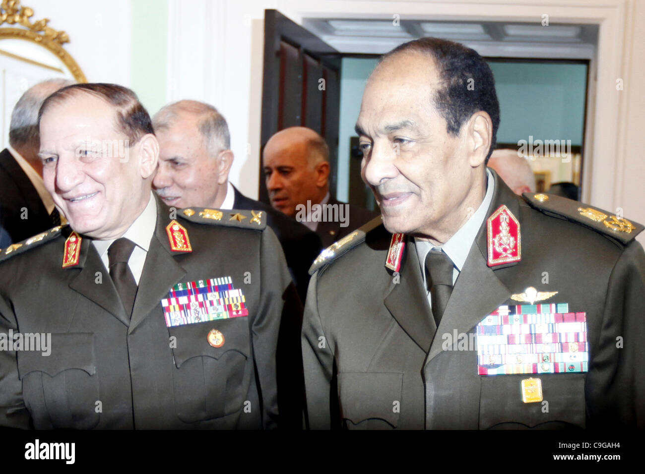 Feldmarschall Mohamed Hussein Tantawi L Der Chef Der Agyptischen Urteil Vom Obersten Rat Der Streitkrafte Scaf Und Agyptischen Streitkrafte Stabschef Sami Anan Dargestellt Vor Einem Treffen Mit Dem Palastinensischen Prasidenten Mahmoud Abbas