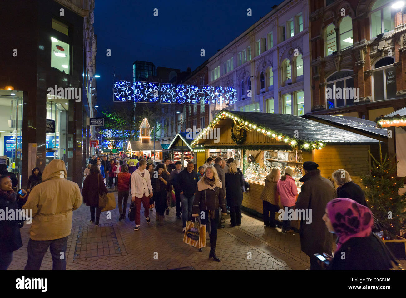 Nächtliche Massen von Last-Minute-Weihnachts-Einkäufer auf dem Weihnachtsmarkt Frankfurt Deutsch auf New Street, Birmingham, UK Stockfoto
