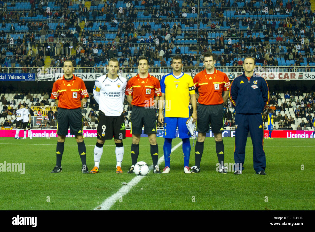 22/12/2011. Valencia, Spanien Copa del Rey, Fußball - Spanien - Valencia CF vs Cádiz CF - 16. Finale---offizielles Foto mit den Kapitänen und die Schiedsrichter Stockfoto