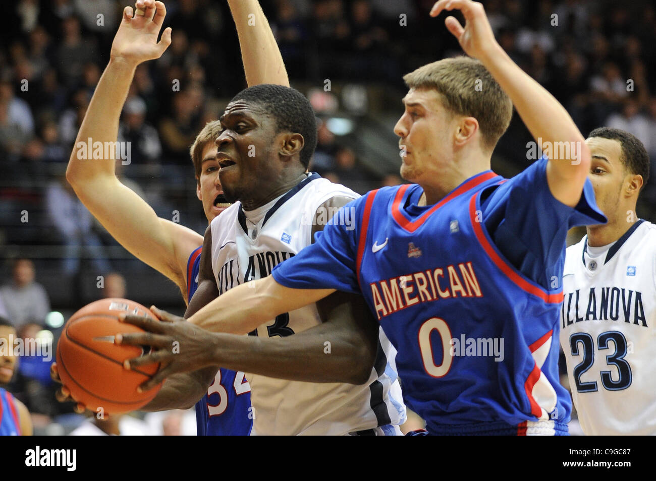 22. Dezember 2011 - Villanova, Pennsylvania, USA - Villanova Wildcats vorwärts-/Mitte Mouphtaou Yarou (13) in der Farbe von American University Eagles Guard Simon McCormack (0) verteidigt. In einem Spiel im The Pavilion in Villanova, Pennsylvania. Villanova Niederlagen American mit einem Score von 73-52. (Cr Stockfoto