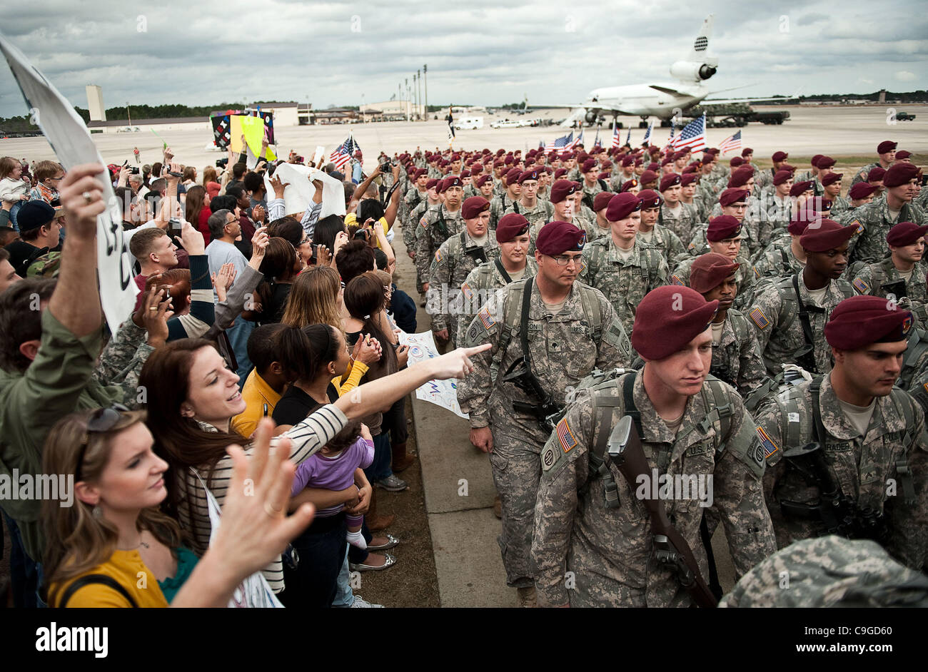 22. Dezember 2011 kommen - Fort Bragg, N.C., USA - Fort Bragg Soldaten mit dem 18. Airborne Corps und der 82nd Airborne Division 2nd Brigade Combat Team Mittwoch, 22. Dezember 2010, an Papst Army Airfield grün Rampe von einem Einsatz im Irak. (Kredit-Bild: © Andrew Craft / Fayetteville Observer / Stockfoto