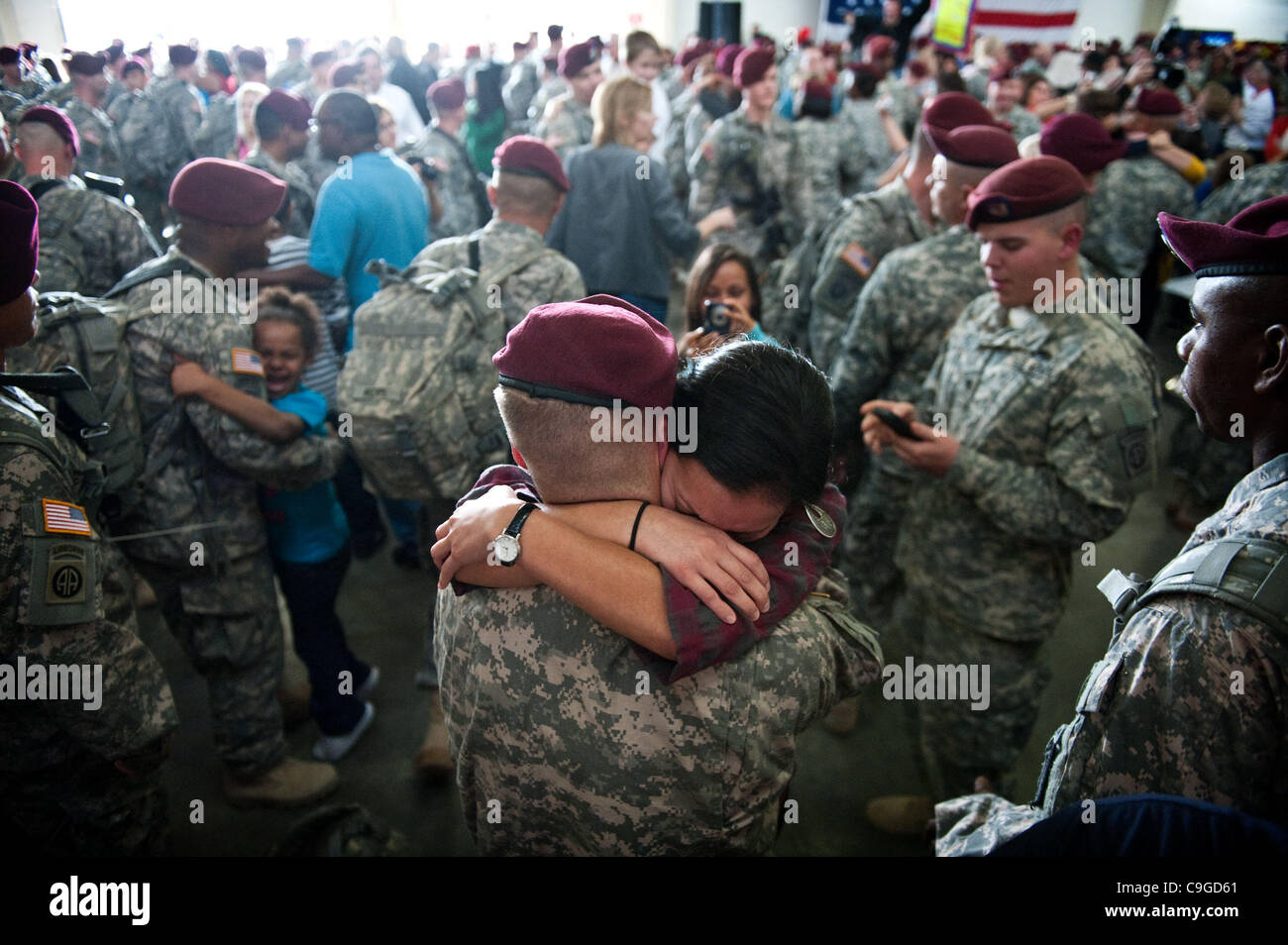 22. Dezember 2011 - Fort Bragg, N.C., USA - Ashley Young umarmt ihr Freund, Sgt. Cameron Turk, der 82nd Airborne Division 2nd Brigade Combat Team, Donnerstag, 22. Dezember 2011, nach ihm und seinem Kameraden aus einem Einsatz im Irak nach Fort Bragg zurück. (Kredit-Bild: © Andrew Craft / die Faye Stockfoto